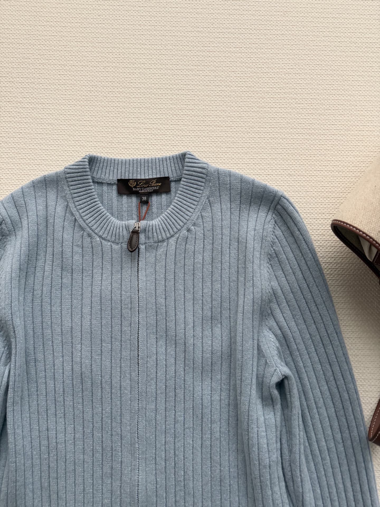 Loro Pian*🆕2026春夏冰川蓝羊绒开衫，采用100%婴儿山羊绒，柔软亲肤，保暖又轻盈✨。双头拉