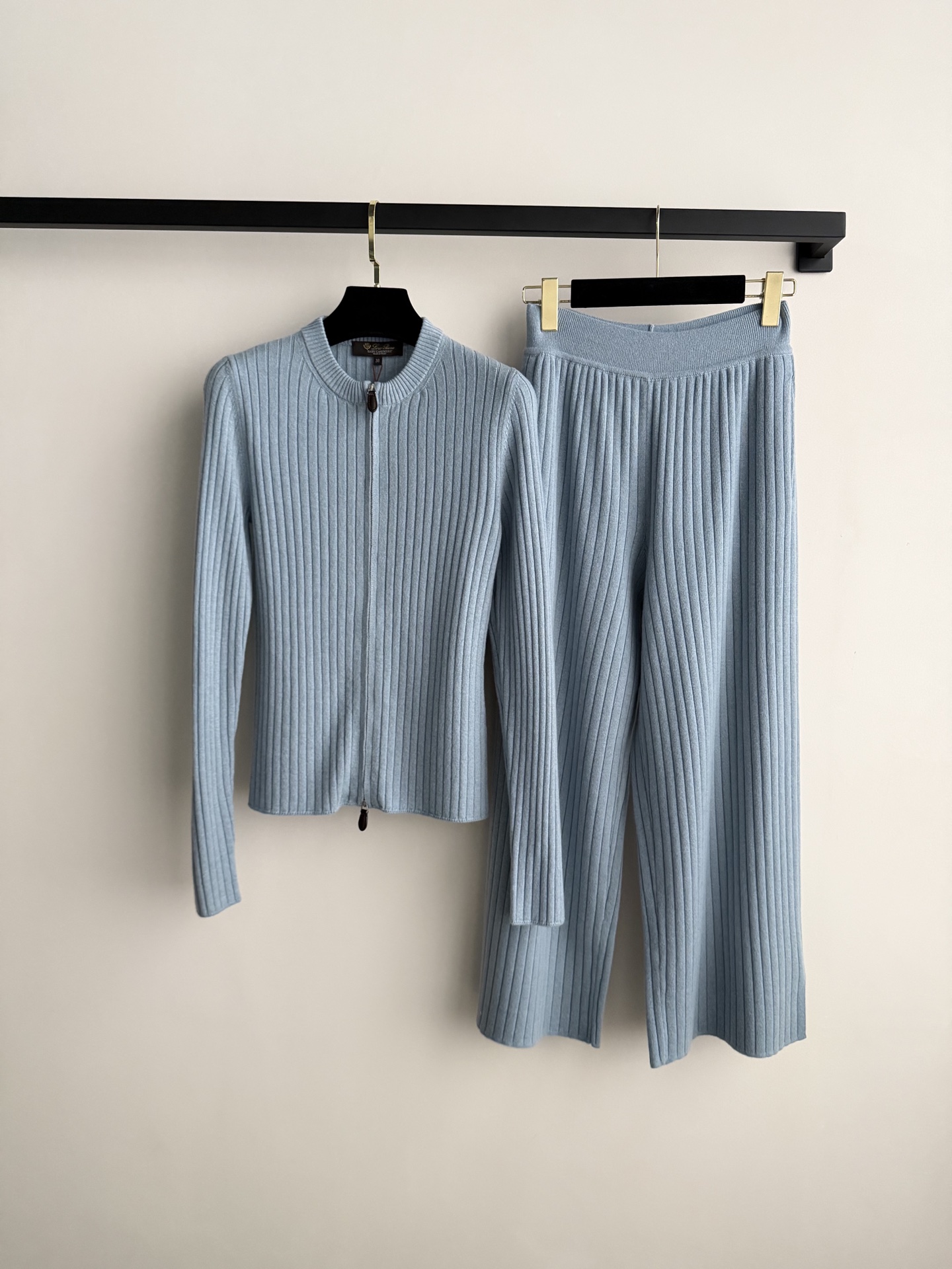 Loro Pian*🆕2026春夏冰川蓝羊绒开衫，采用100%婴儿山羊绒，柔软亲肤，保暖又轻盈✨。双头拉