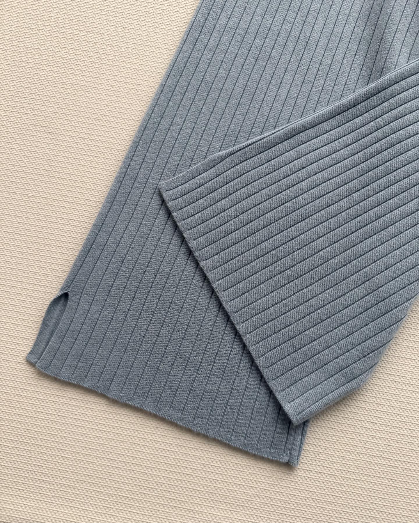 Loro Pian*🆕2026春夏冰川蓝羊绒裤，采用100%婴儿山羊绒，柔软亲肤，保暖又轻盈✨。形，竖条