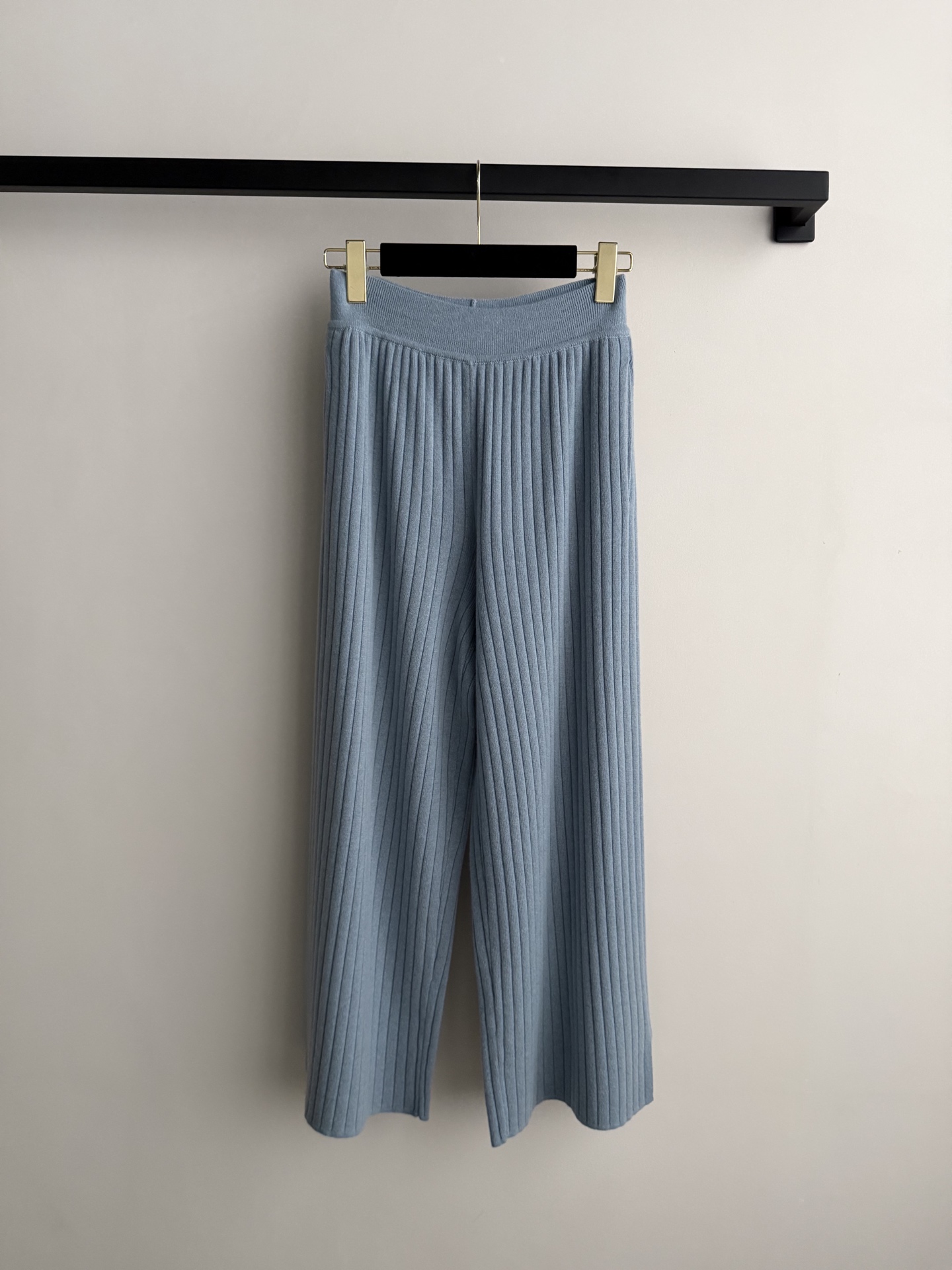 Loro Pian*🆕2026春夏冰川蓝羊绒裤，采用100%婴儿山羊绒，柔软亲肤，保暖又轻盈✨。形，竖条