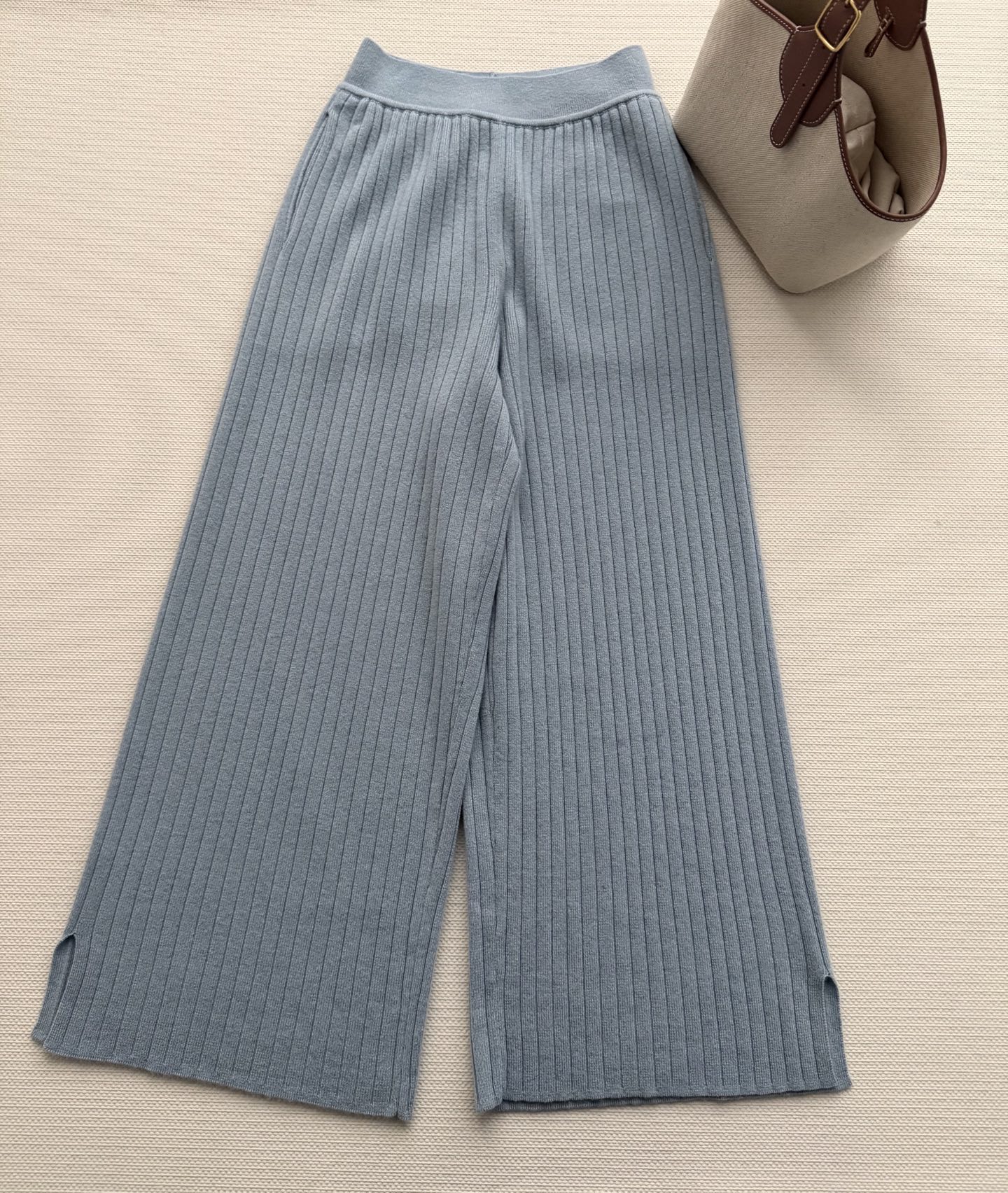 Loro Pian*🆕2026春夏冰川蓝羊绒裤，采用100%婴儿山羊绒，柔软亲肤，保暖又轻盈✨。形，竖条