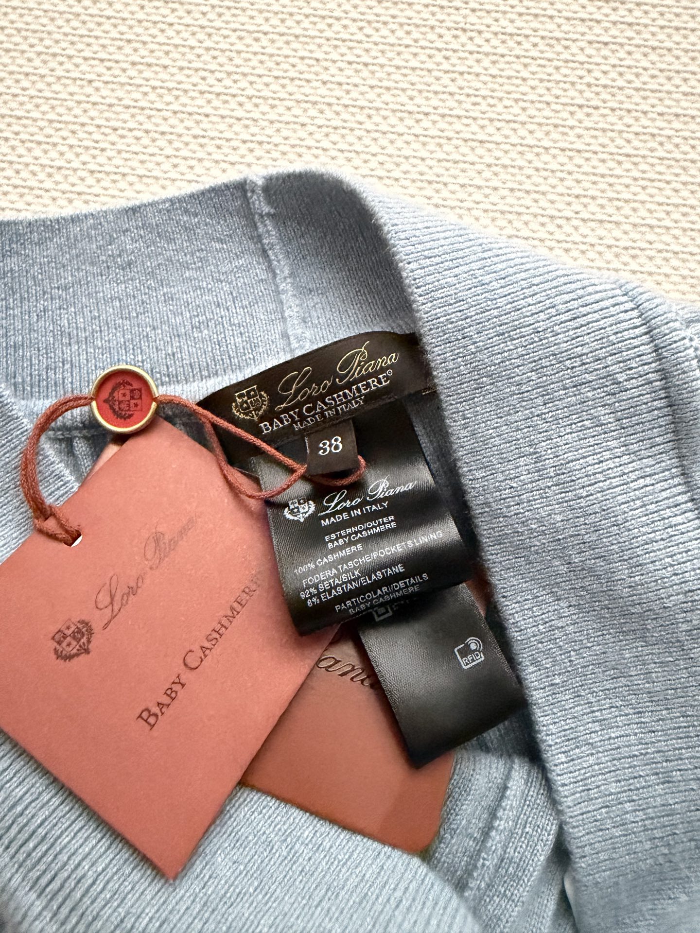 Loro Pian*🆕2026春夏冰川蓝羊绒裤，采用100%婴儿山羊绒，柔软亲肤，保暖又轻盈✨。形，竖条