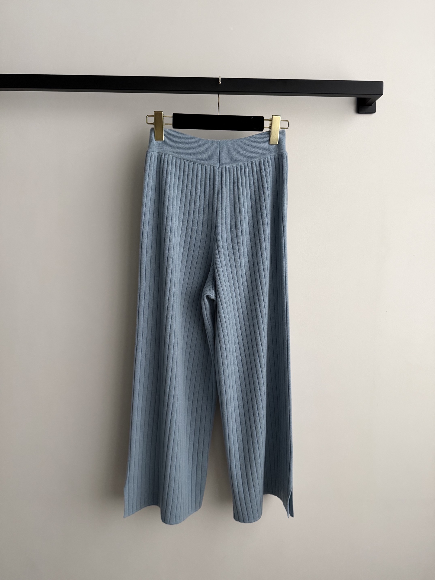 Loro Pian*🆕2026春夏冰川蓝羊绒裤，采用100%婴儿山羊绒，柔软亲肤，保暖又轻盈✨。形，竖条