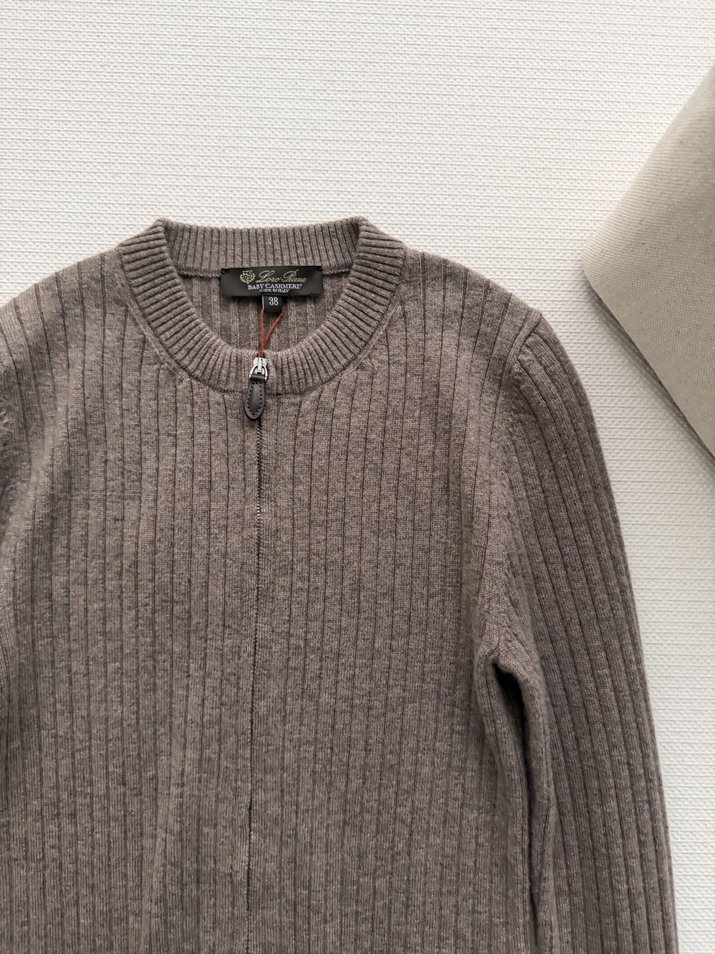 Loro Pian*🆕2026羊绒开衫，采用100%婴儿山羊绒，柔软亲肤，保暖又轻盈✨。双头拉链设计，穿