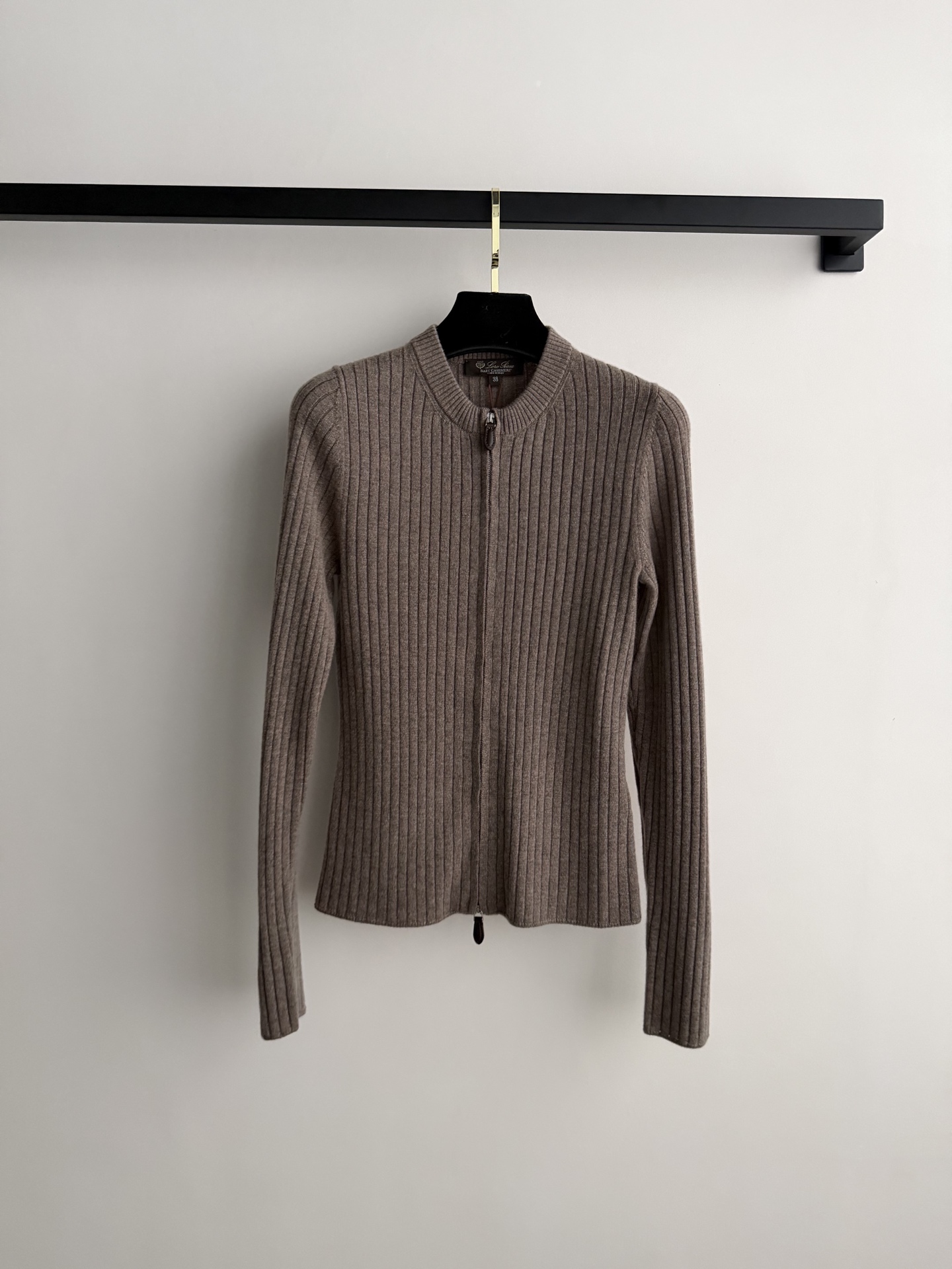 Loro Pian*🆕2026羊绒开衫，采用100%婴儿山羊绒，柔软亲肤，保暖又轻盈✨。双头拉链设计，穿