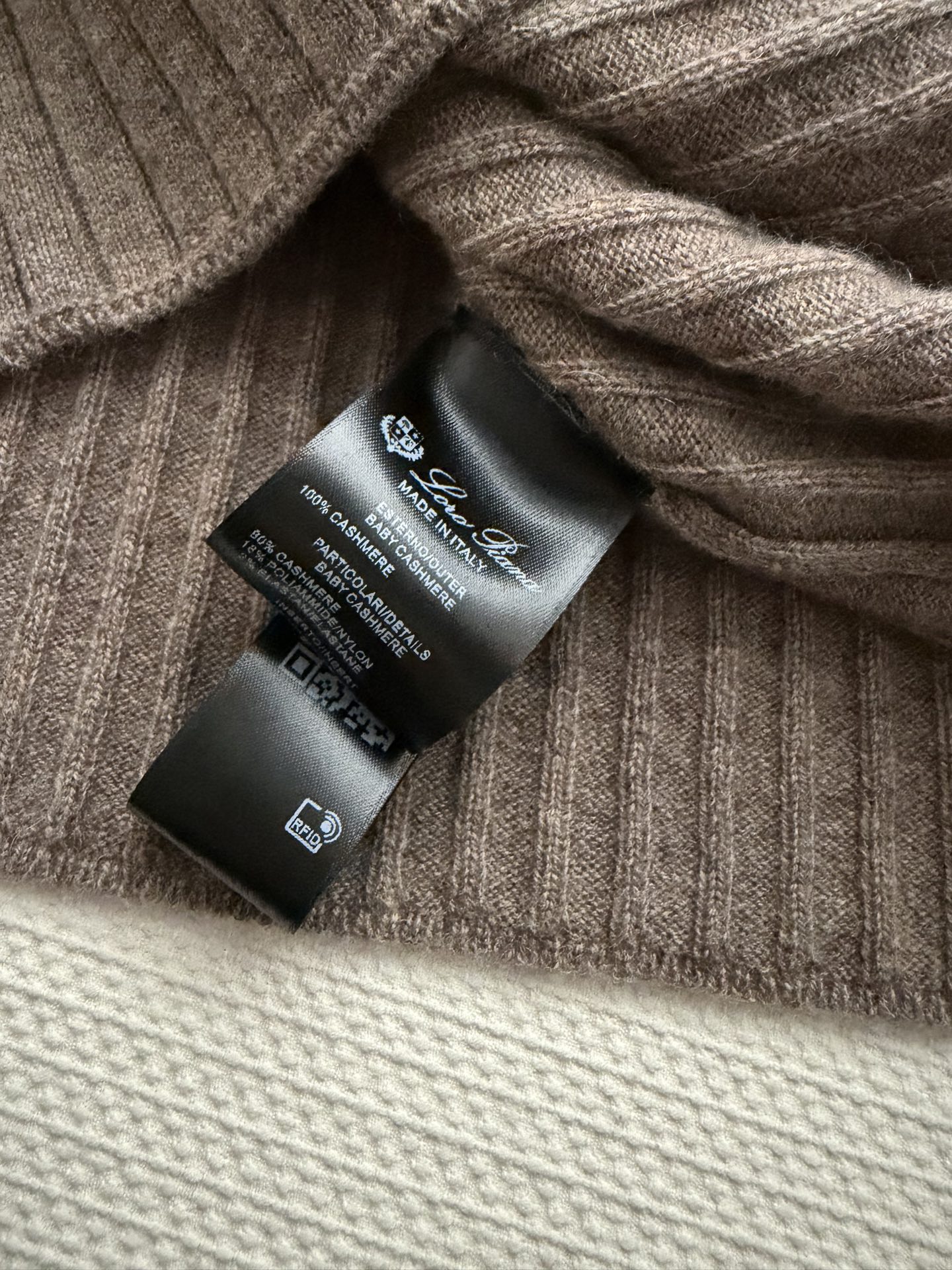 Loro Pian*🆕2026羊绒开衫，采用100%婴儿山羊绒，柔软亲肤，保暖又轻盈✨。双头拉链设计，穿