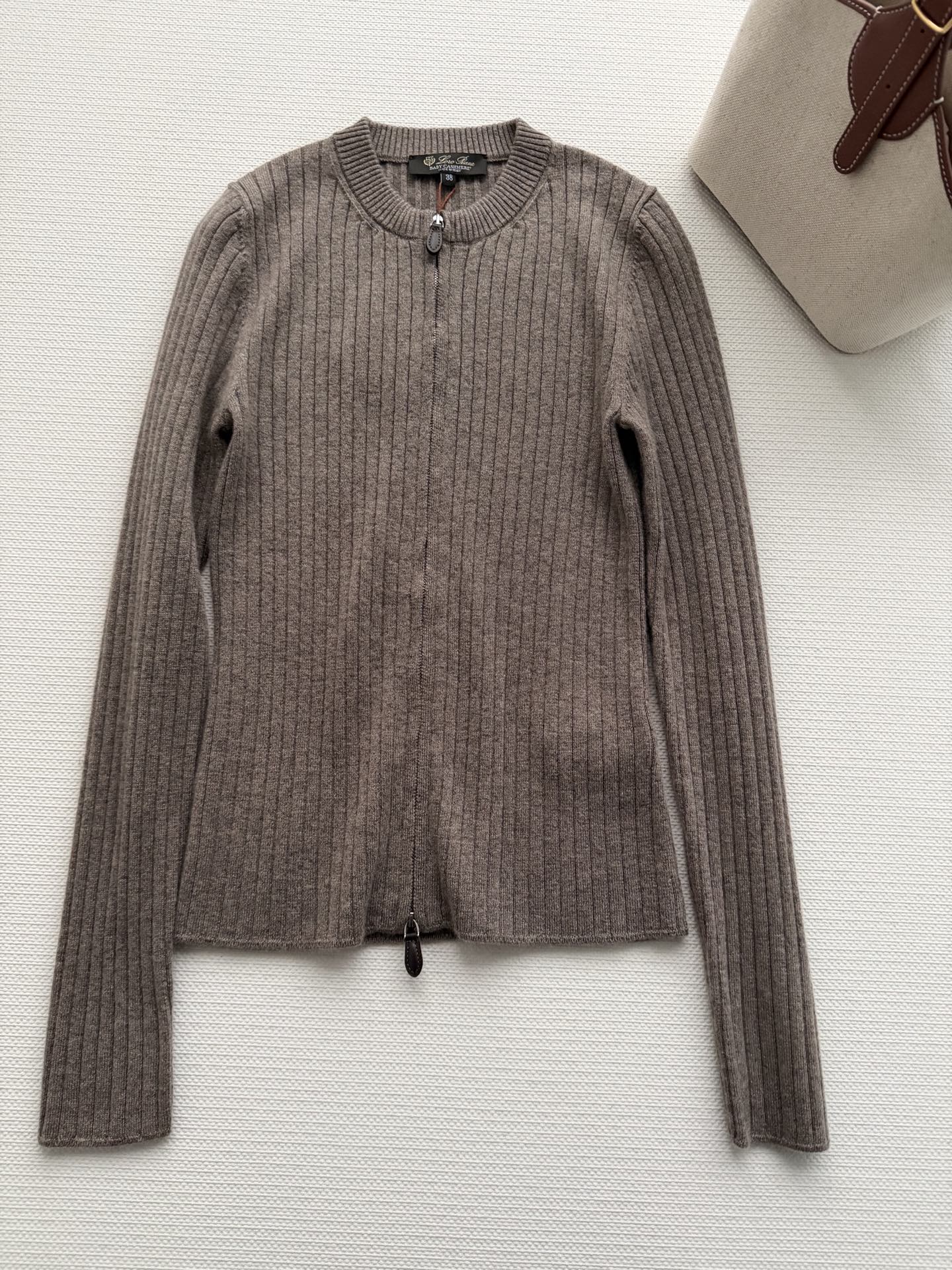 Loro Pian*🆕2026羊绒开衫，采用100%婴儿山羊绒，柔软亲肤，保暖又轻盈✨。双头拉链设计，穿