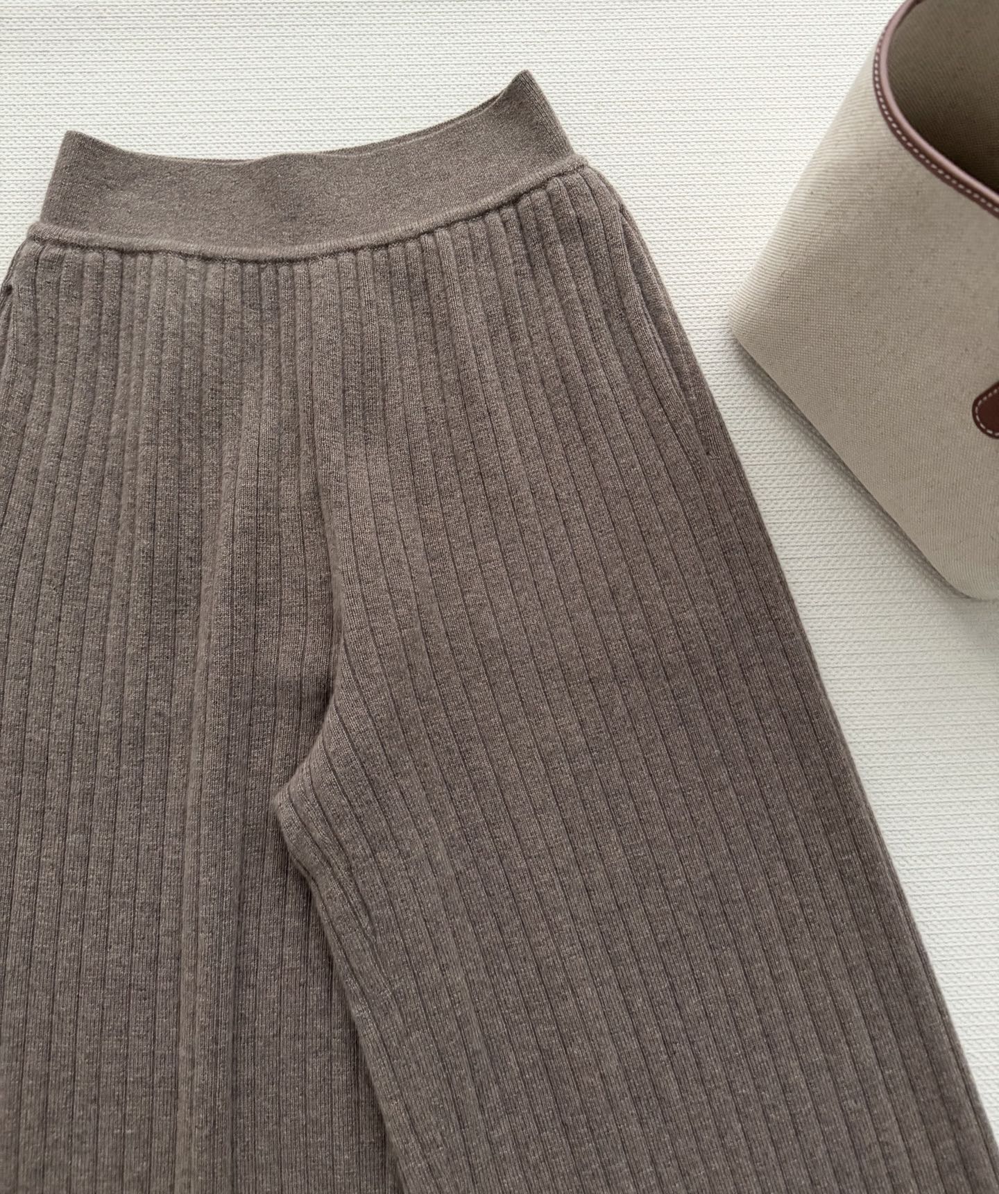 Loro Pian*🆕2026春夏冰川蓝羊绒裤，采用100%婴儿山羊绒，柔软亲肤，保暖又轻盈✨。形，竖条