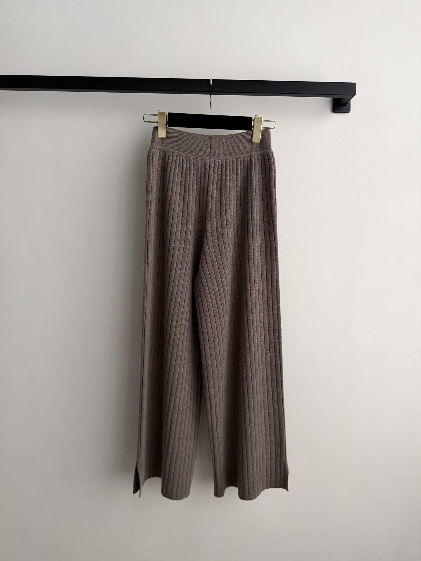 Loro Pian*🆕2026春夏冰川蓝羊绒裤，采用100%婴儿山羊绒，柔软亲肤，保暖又轻盈✨。形，竖条