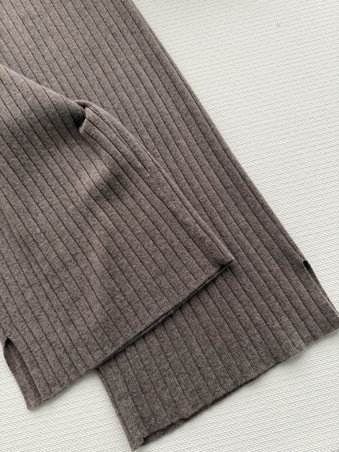 Loro Pian*🆕2026春夏冰川蓝羊绒裤，采用100%婴儿山羊绒，柔软亲肤，保暖又轻盈✨。形，竖条