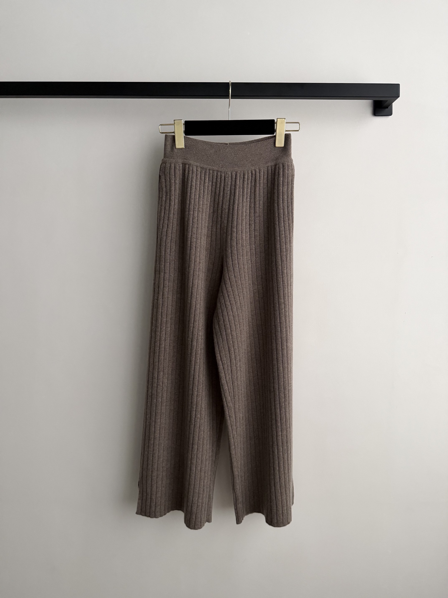 Loro Pian*🆕2026春夏冰川蓝羊绒裤，采用100%婴儿山羊绒，柔软亲肤，保暖又轻盈✨。形，竖条