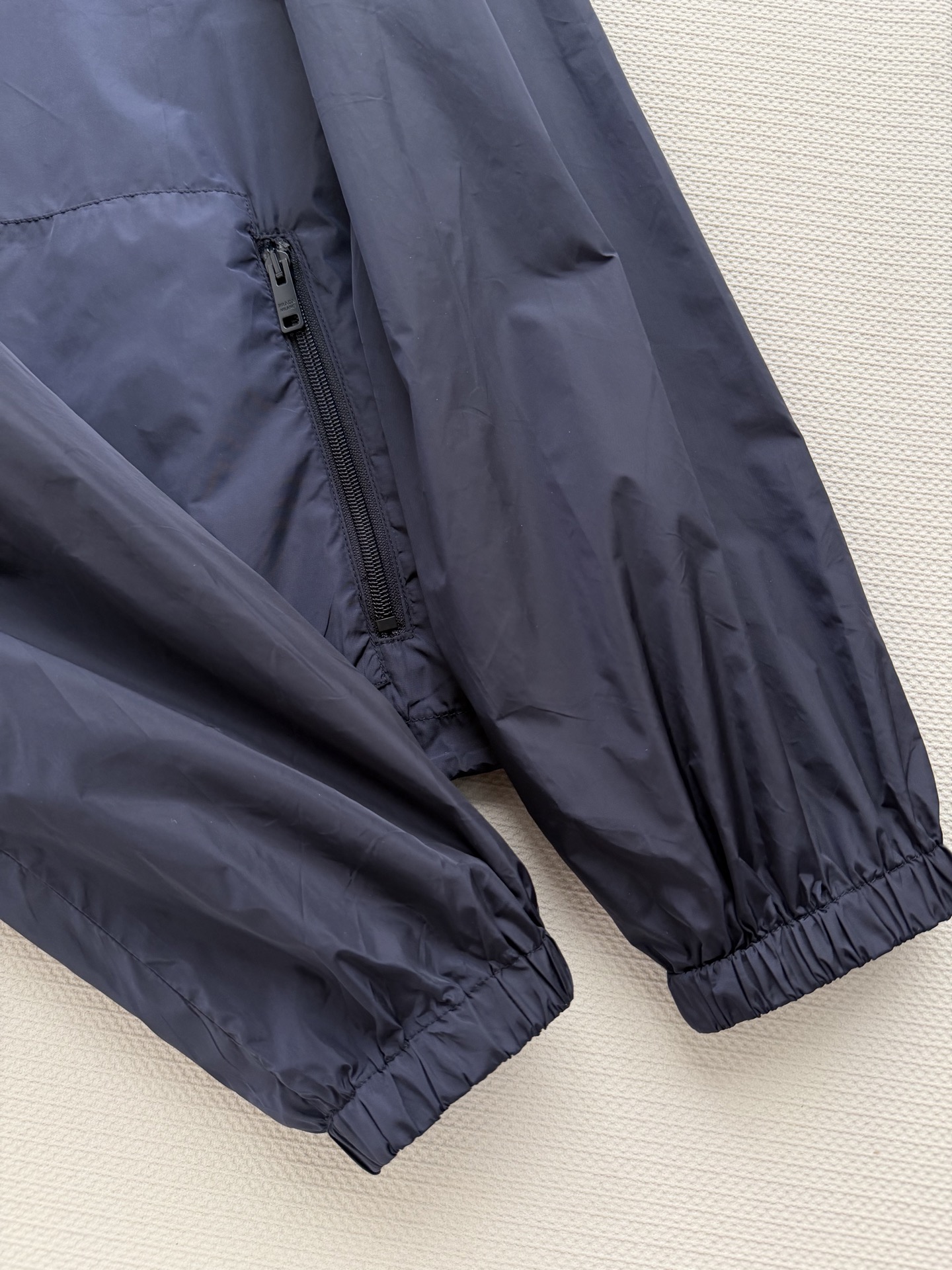 Prad*🆕2026早春新款时髦复古三角标抽绳尼龙立领夹克，采用轻盈尼龙面料，防水耐磨，适合户外和日常穿