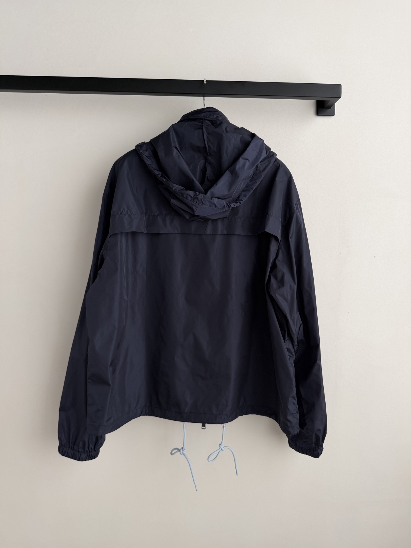 Prad*🆕2026早春新款时髦复古三角标抽绳尼龙立领夹克，采用轻盈尼龙面料，防水耐磨，适合户外和日常穿