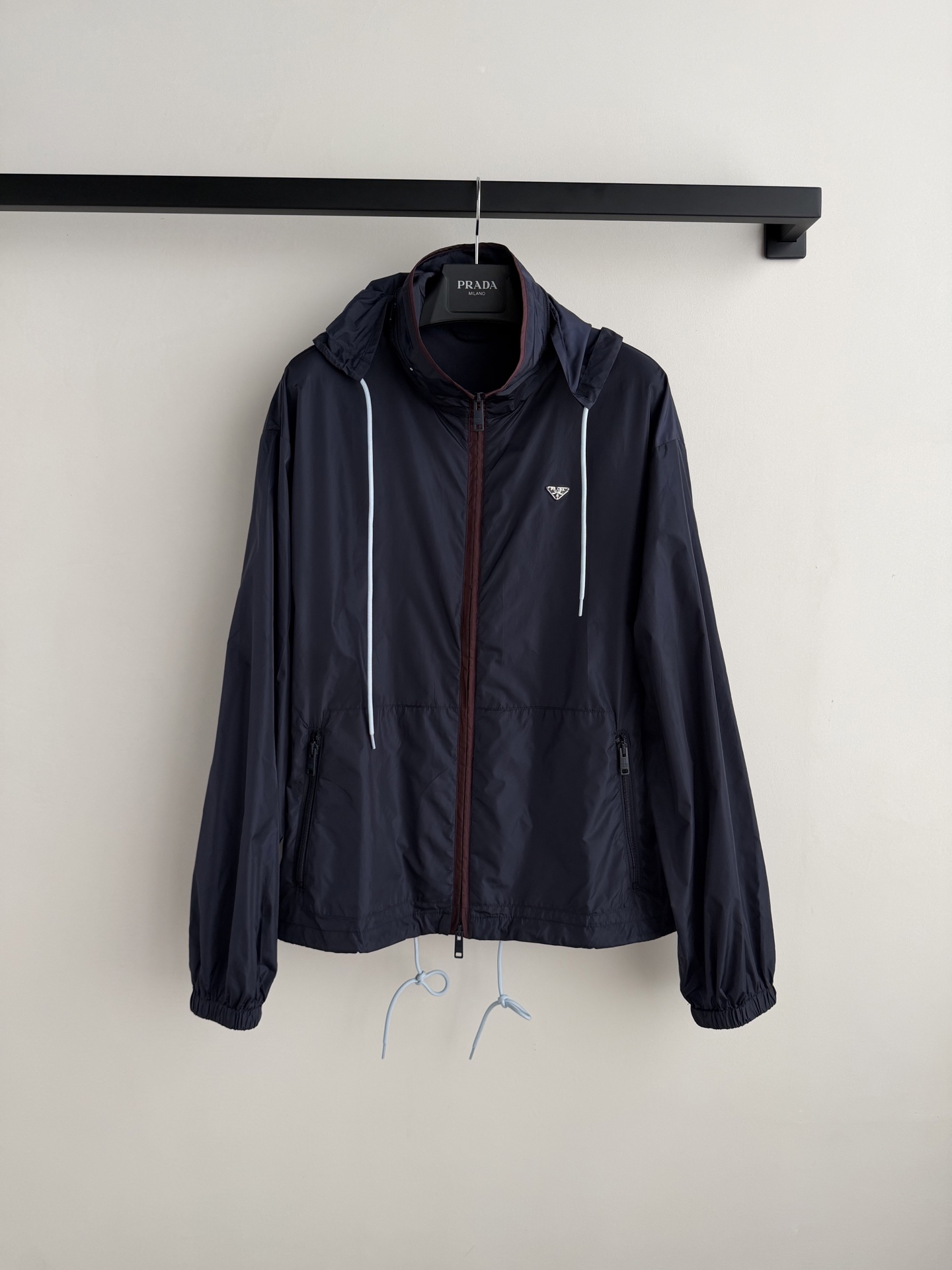 Prad*🆕2026早春新款时髦复古三角标抽绳尼龙立领夹克，采用轻盈尼龙面料，防水耐磨，适合户外和日常穿