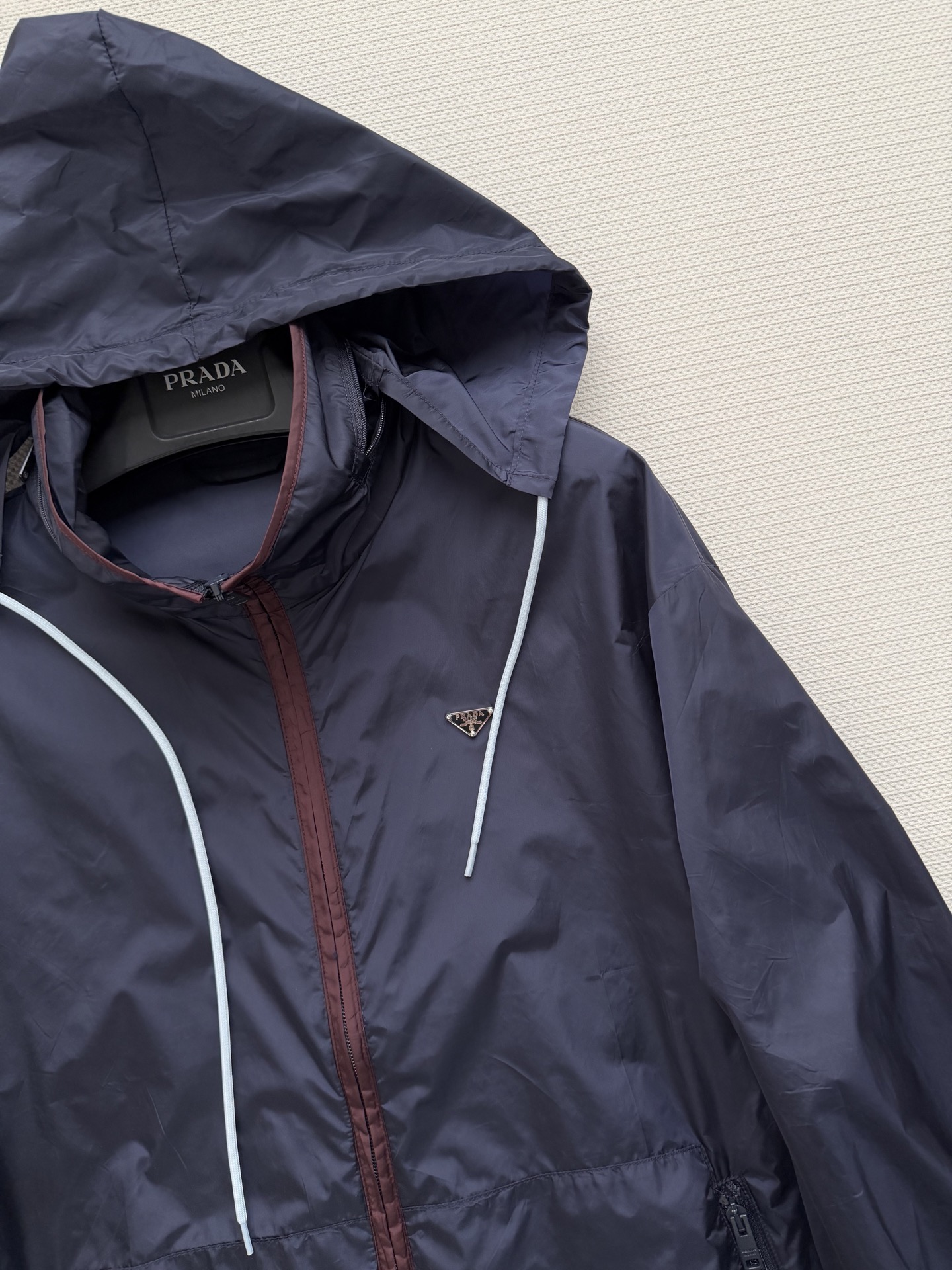 Prad*🆕2026早春新款时髦复古三角标抽绳尼龙立领夹克，采用轻盈尼龙面料，防水耐磨，适合户外和日常穿