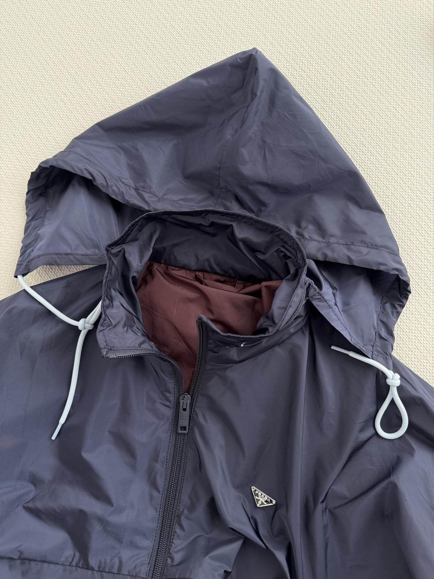 Prad*🆕2026早春新款时髦复古三角标抽绳尼龙立领夹克，采用轻盈尼龙面料，防水耐磨，适合户外和日常穿