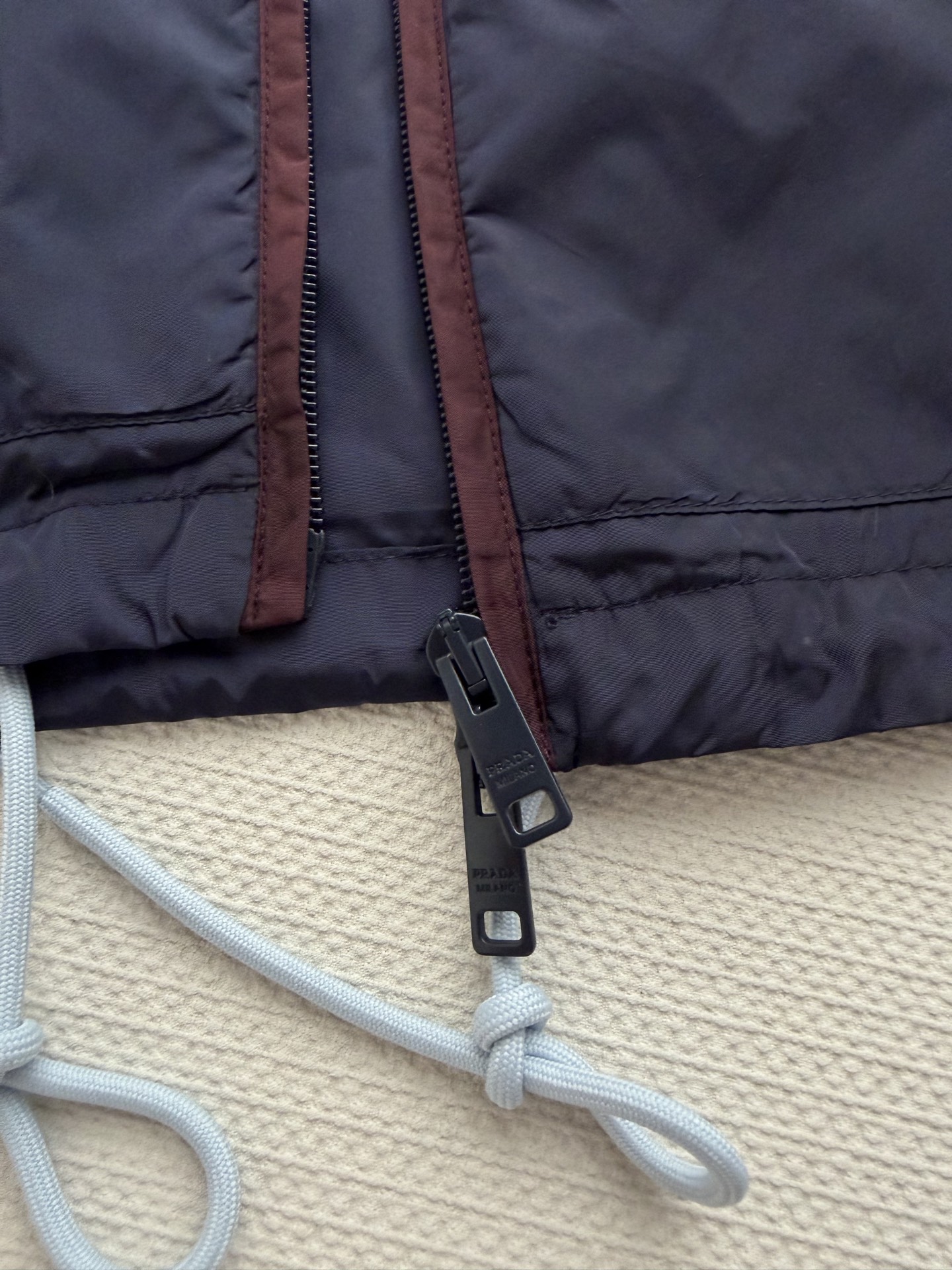 Prad*🆕2026早春新款时髦复古三角标抽绳尼龙立领夹克，采用轻盈尼龙面料，防水耐磨，适合户外和日常穿