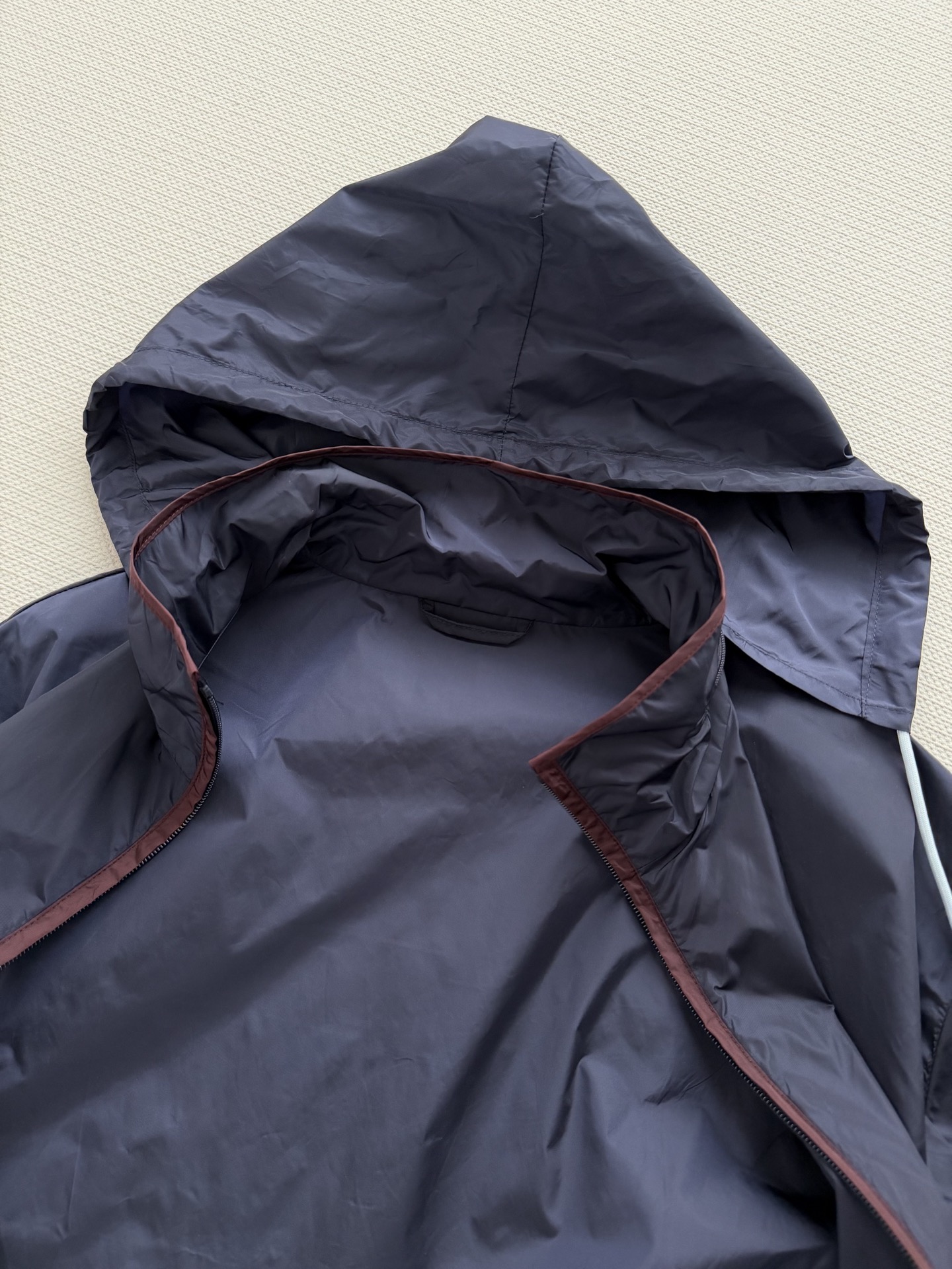 Prad*🆕2026早春新款时髦复古三角标抽绳尼龙立领夹克，采用轻盈尼龙面料，防水耐磨，适合户外和日常穿