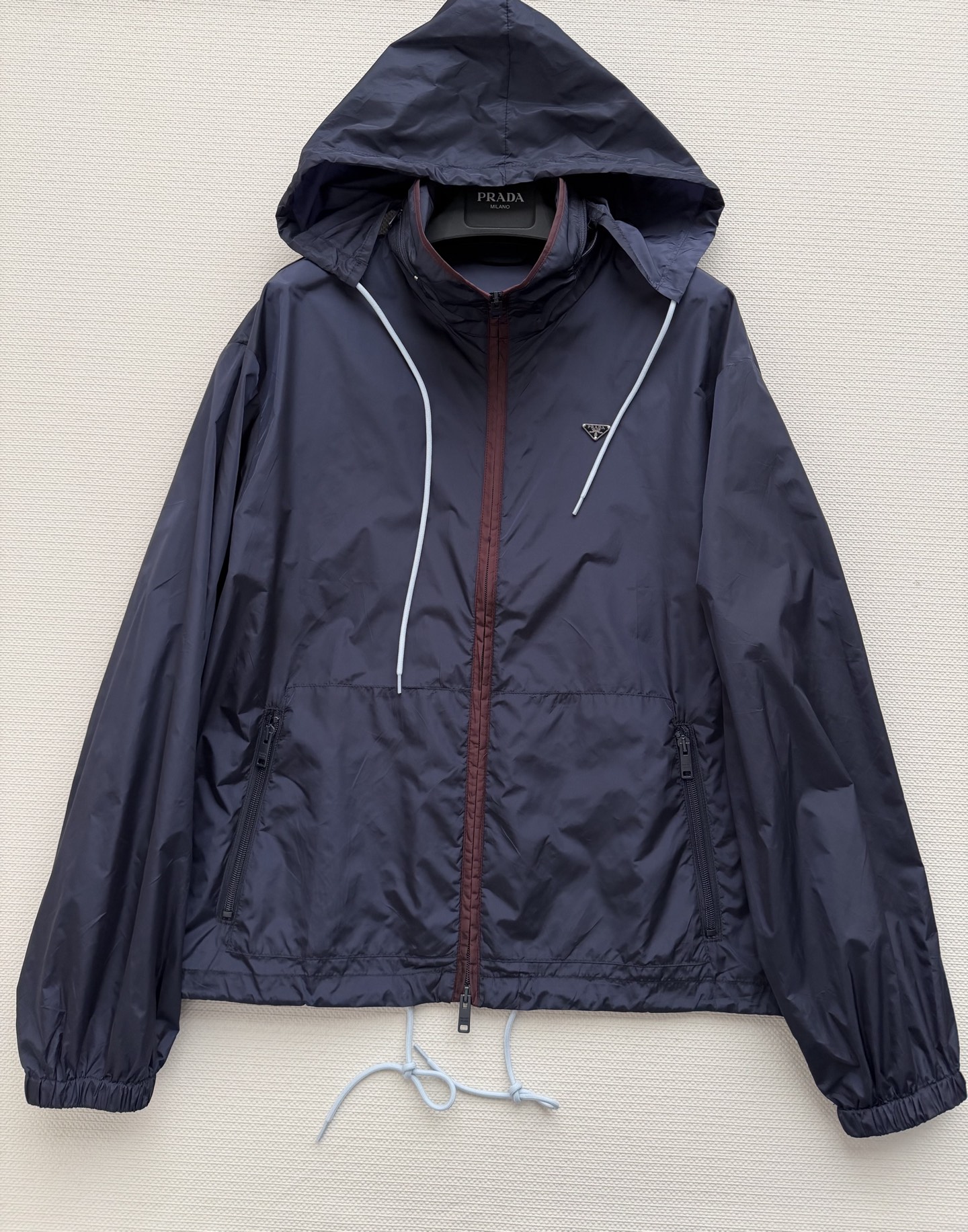 Prad*🆕2026早春新款时髦复古三角标抽绳尼龙立领夹克，采用轻盈尼龙面料，防水耐磨，适合户外和日常穿