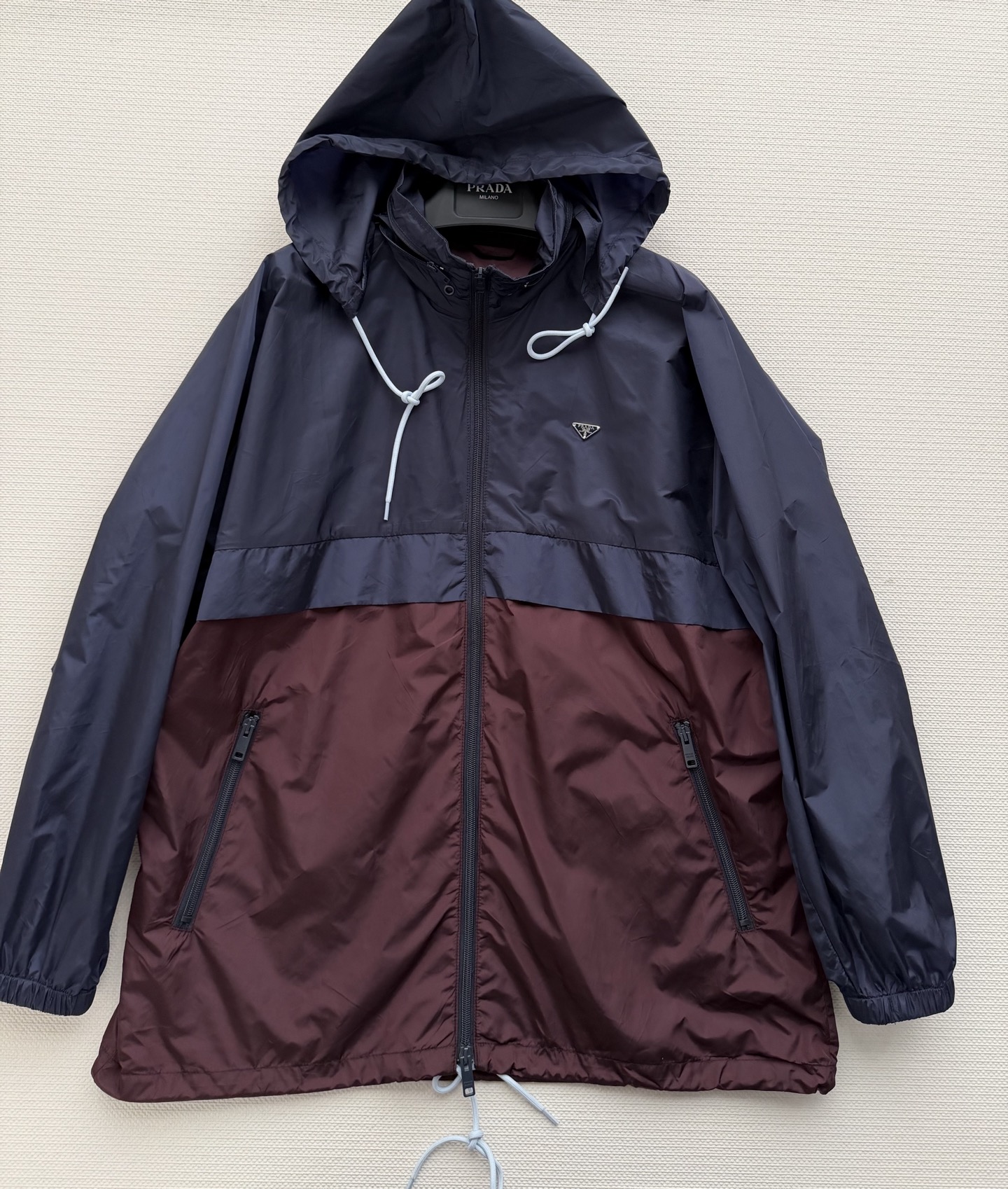 Prad*🆕2026早春新款时髦复古拼色再生尼龙外套，采用标志性Re-nylon材质，轻盈柔软又防水，超