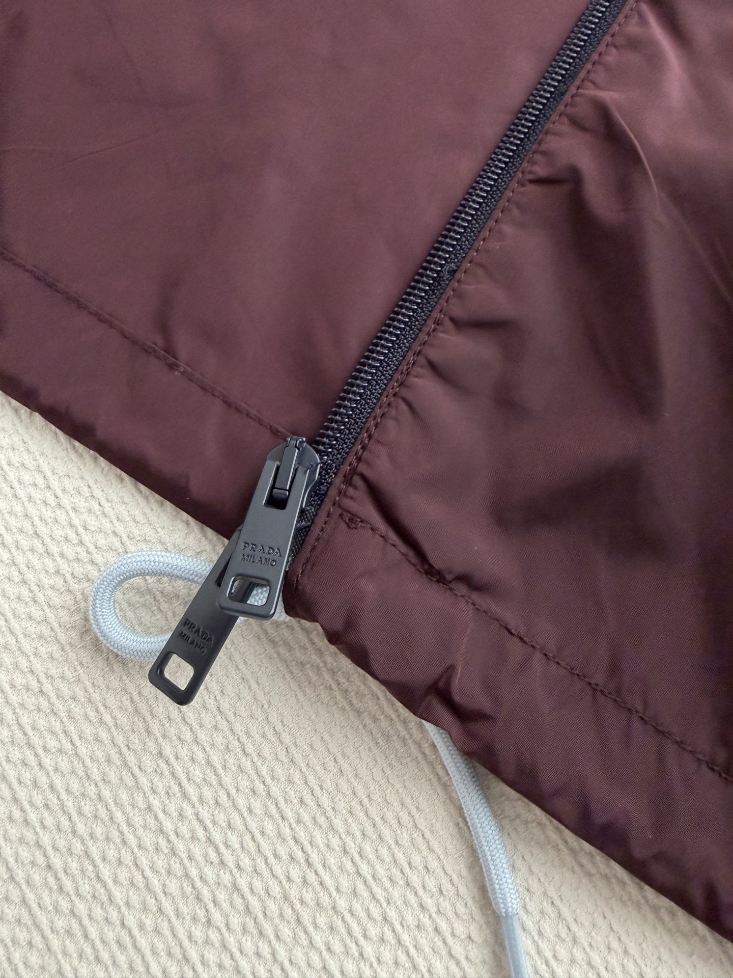 Prad*🆕2026早春新款时髦复古拼色再生尼龙外套，采用标志性Re-nylon材质，轻盈柔软又防水，超