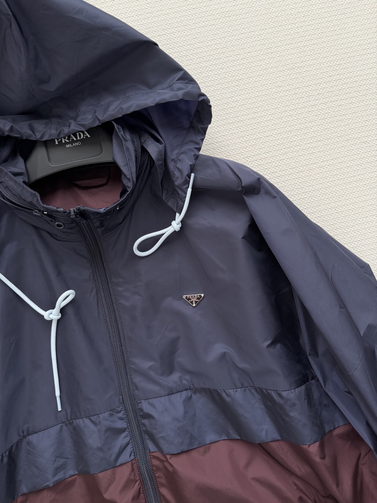 Prad*🆕2026早春新款时髦复古拼色再生尼龙外套，采用标志性Re-nylon材质，轻盈柔软又防水，超