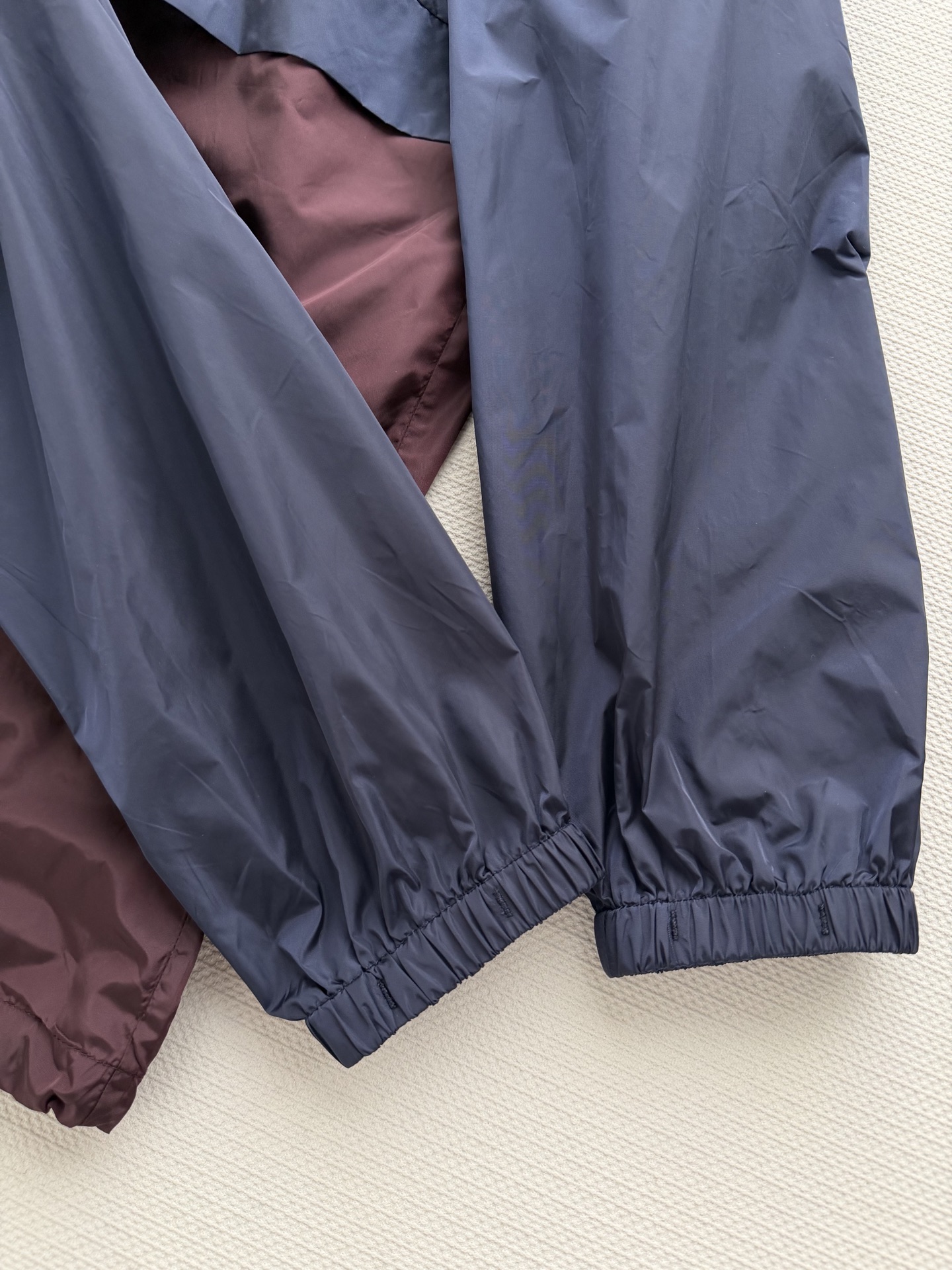 Prad*🆕2026早春新款时髦复古拼色再生尼龙外套，采用标志性Re-nylon材质，轻盈柔软又防水，超