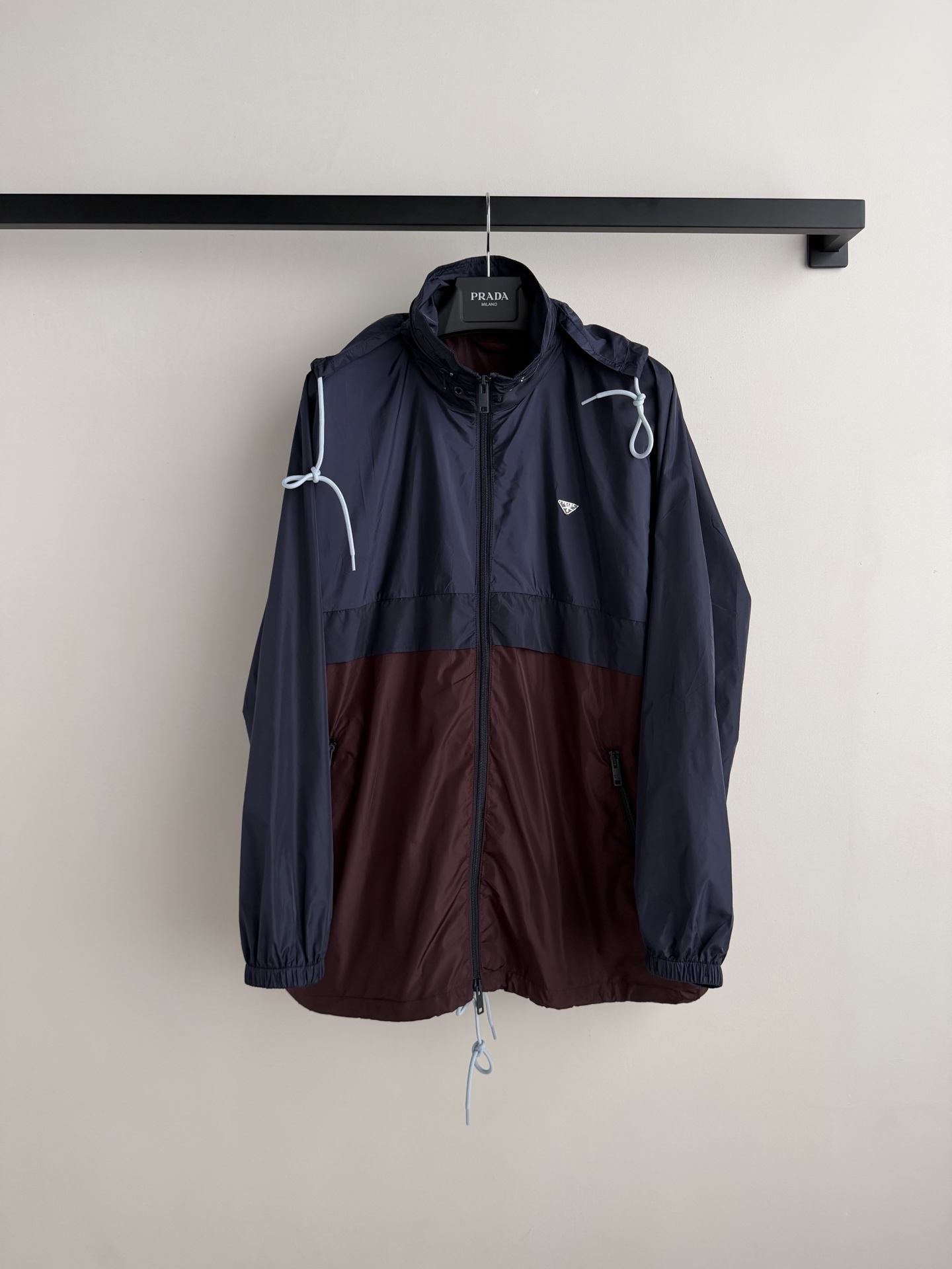 Prad*🆕2026早春新款时髦复古拼色再生尼龙外套，采用标志性Re-nylon材质，轻盈柔软又防水，超