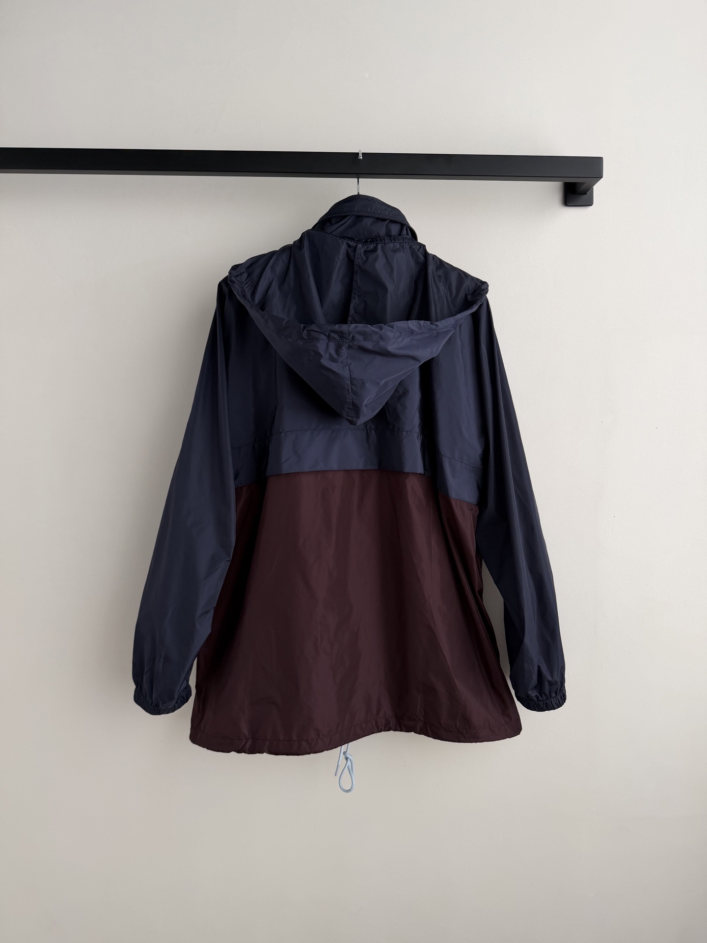 Prad*🆕2026早春新款时髦复古拼色再生尼龙外套，采用标志性Re-nylon材质，轻盈柔软又防水，超