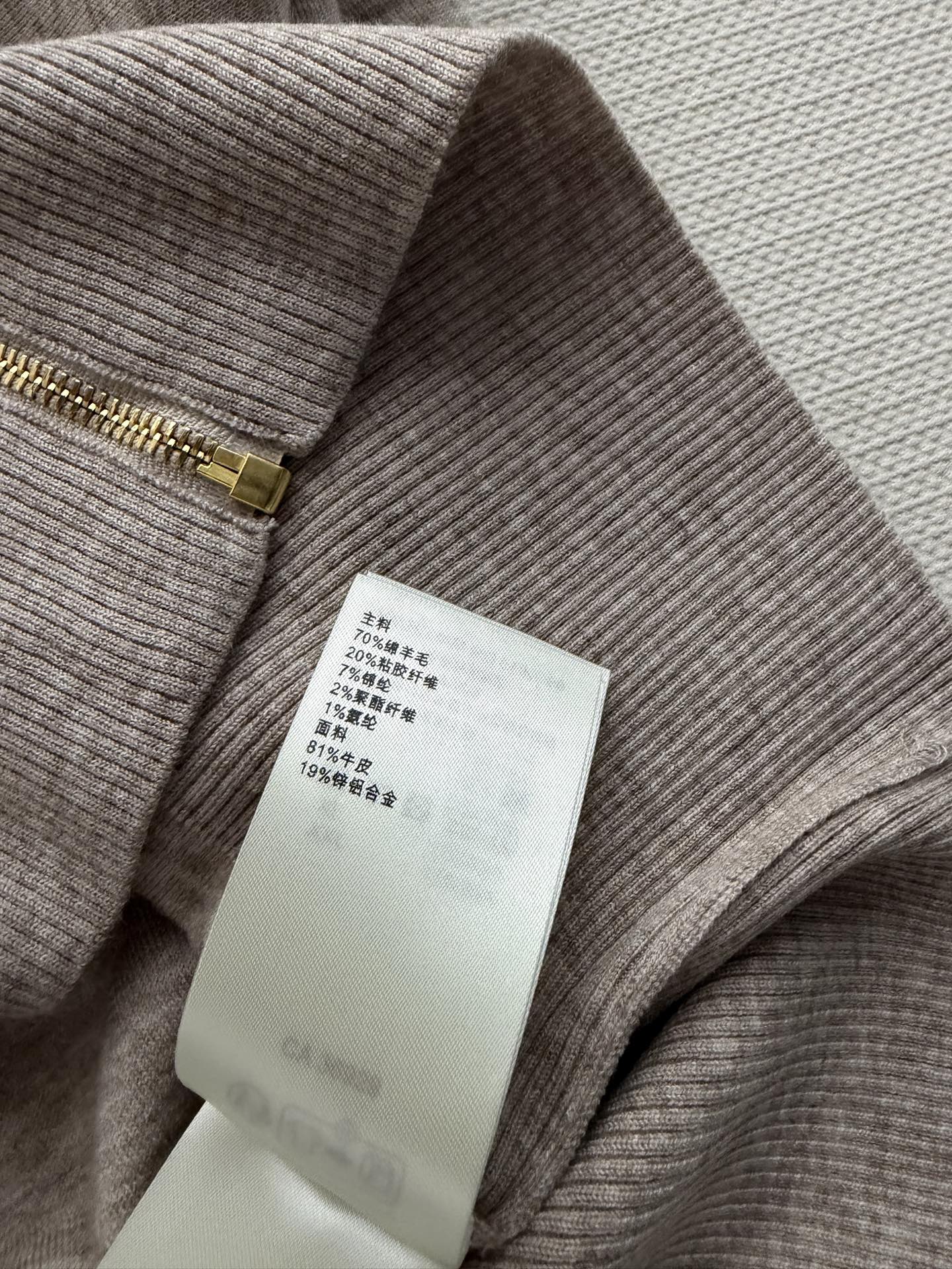 LouisVuitto*🆕三角皮牌小立领拉链外套胸前做三角品牌徽标牛皮革皮牌点缀，高级感拉满！米白撞色设