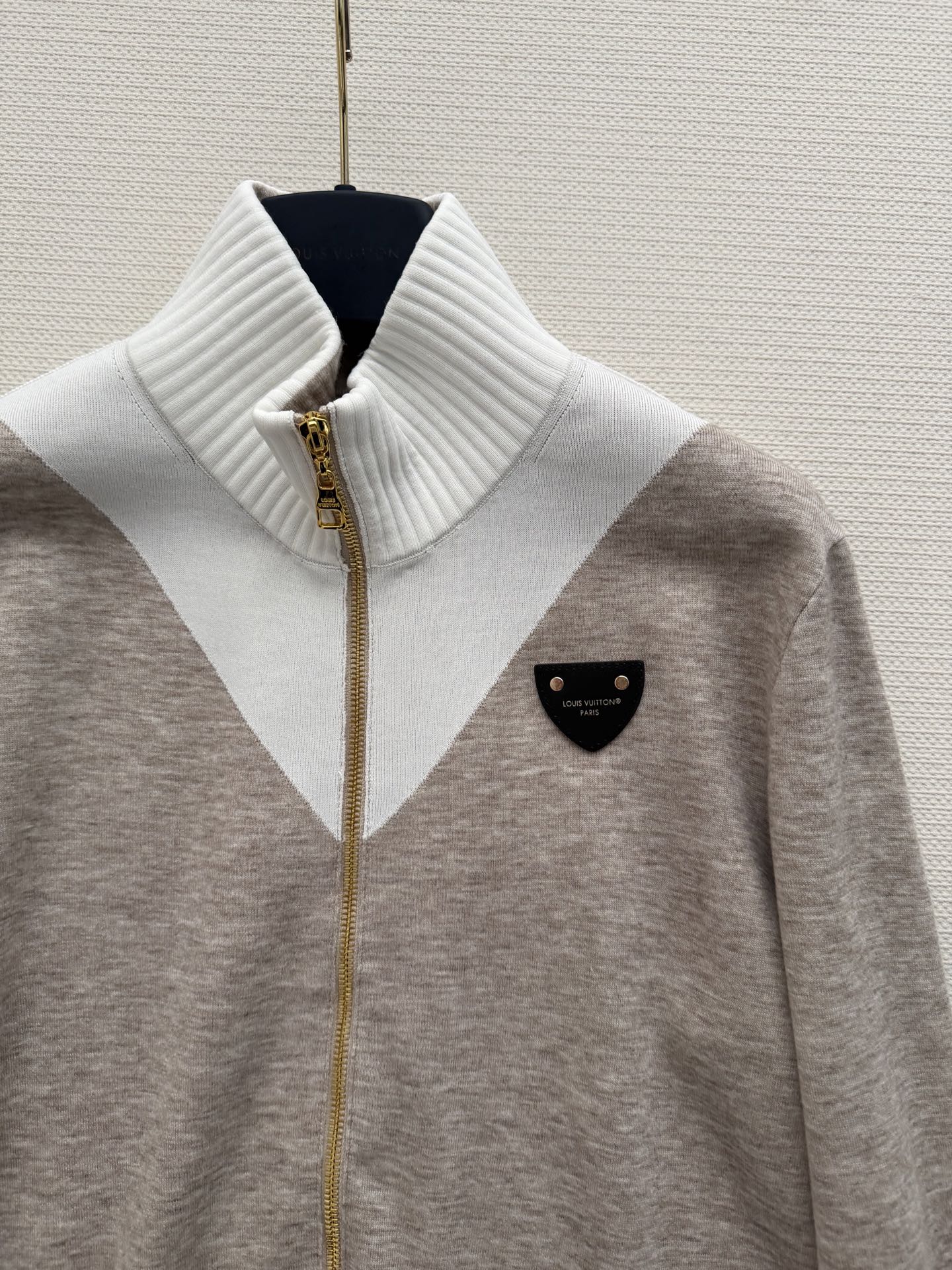 LouisVuitto*🆕三角皮牌小立领拉链外套胸前做三角品牌徽标牛皮革皮牌点缀，高级感拉满！米白撞色设