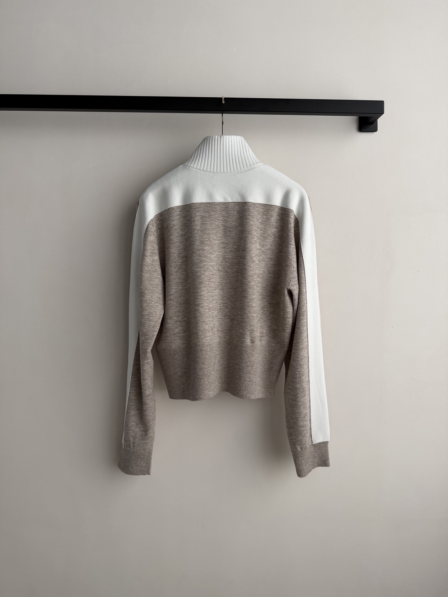 LouisVuitto*🆕三角皮牌小立领拉链外套胸前做三角品牌徽标牛皮革皮牌点缀，高级感拉满！米白撞色设