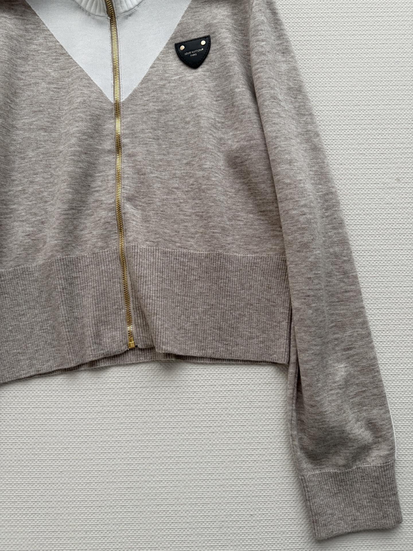 LouisVuitto*🆕三角皮牌小立领拉链外套胸前做三角品牌徽标牛皮革皮牌点缀，高级感拉满！米白撞色设