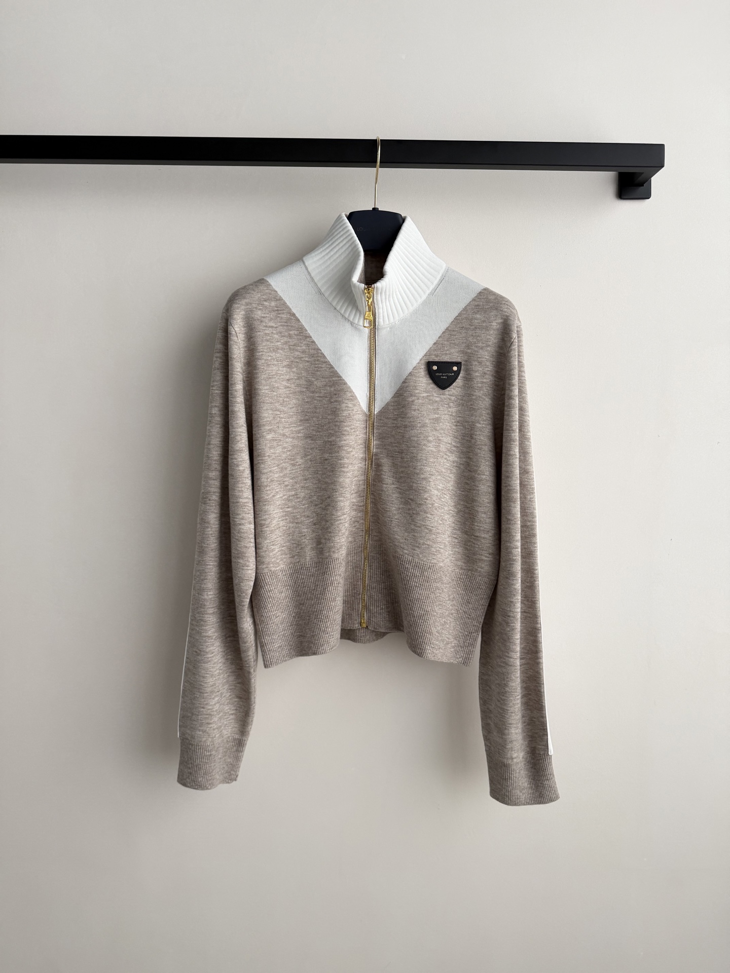 LouisVuitto*🆕三角皮牌小立领拉链外套胸前做三角品牌徽标牛皮革皮牌点缀，高级感拉满！米白撞色设