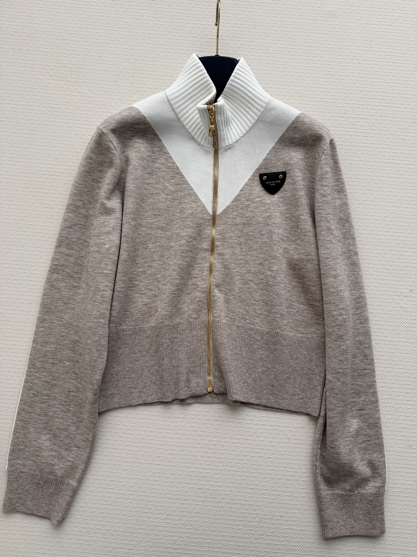 LouisVuitto*🆕三角皮牌小立领拉链外套胸前做三角品牌徽标牛皮革皮牌点缀，高级感拉满！米白撞色设