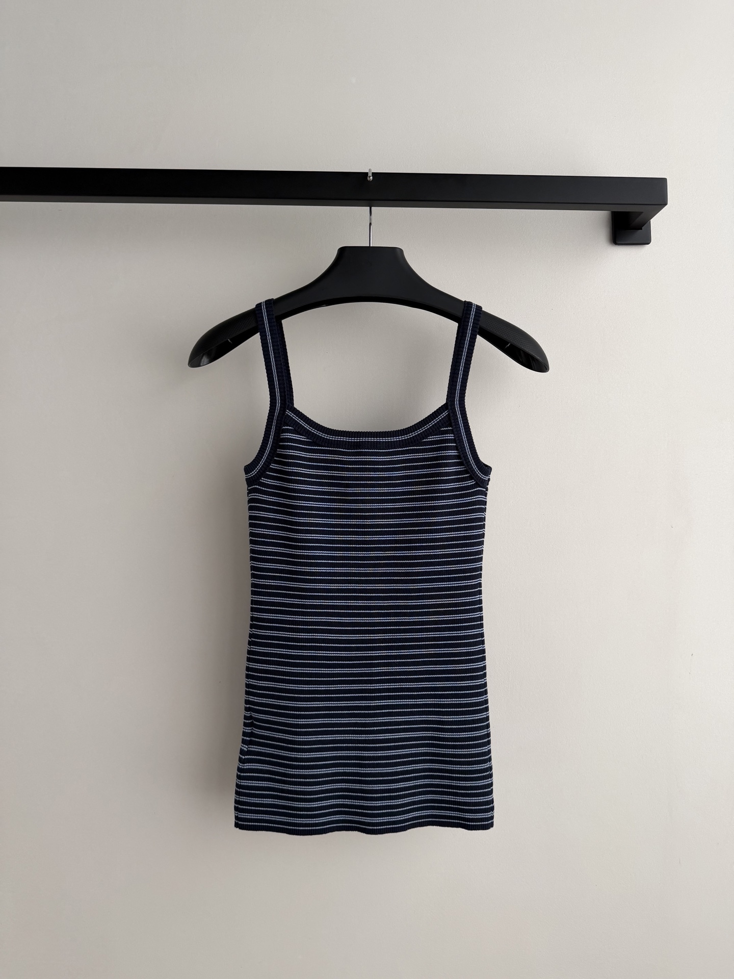 Prad*🆕2026早春系列条纹背心，采用高品质棉质面料，柔软舒适，黑蓝条纹配色，胸前logo标志，品牌