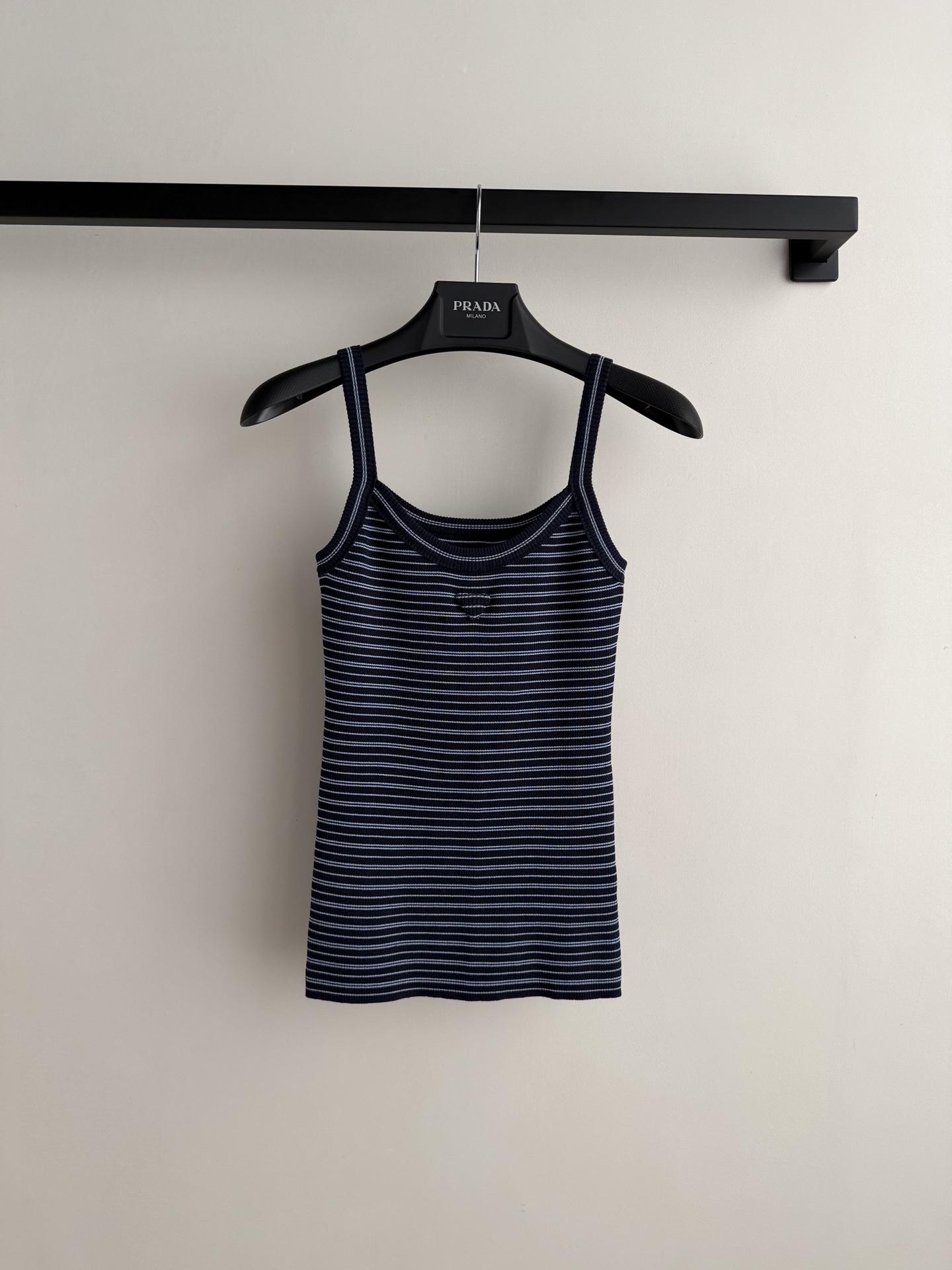Prad*🆕2026早春系列条纹背心，采用高品质棉质面料，柔软舒适，黑蓝条纹配色，胸前logo标志，品牌