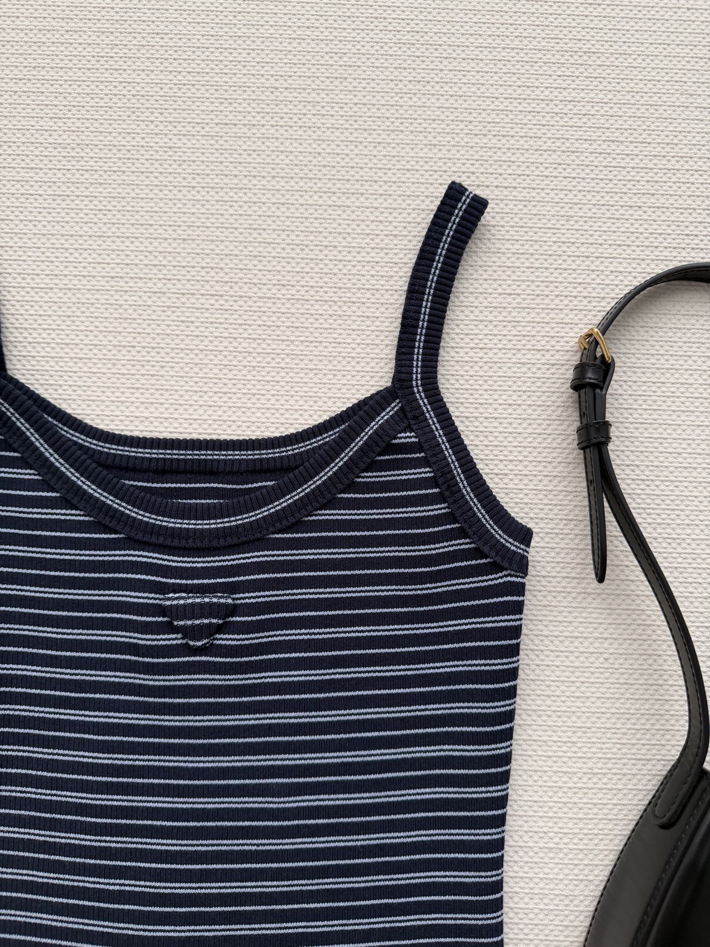 Prad*🆕2026早春系列条纹背心，采用高品质棉质面料，柔软舒适，黑蓝条纹配色，胸前logo标志，品牌