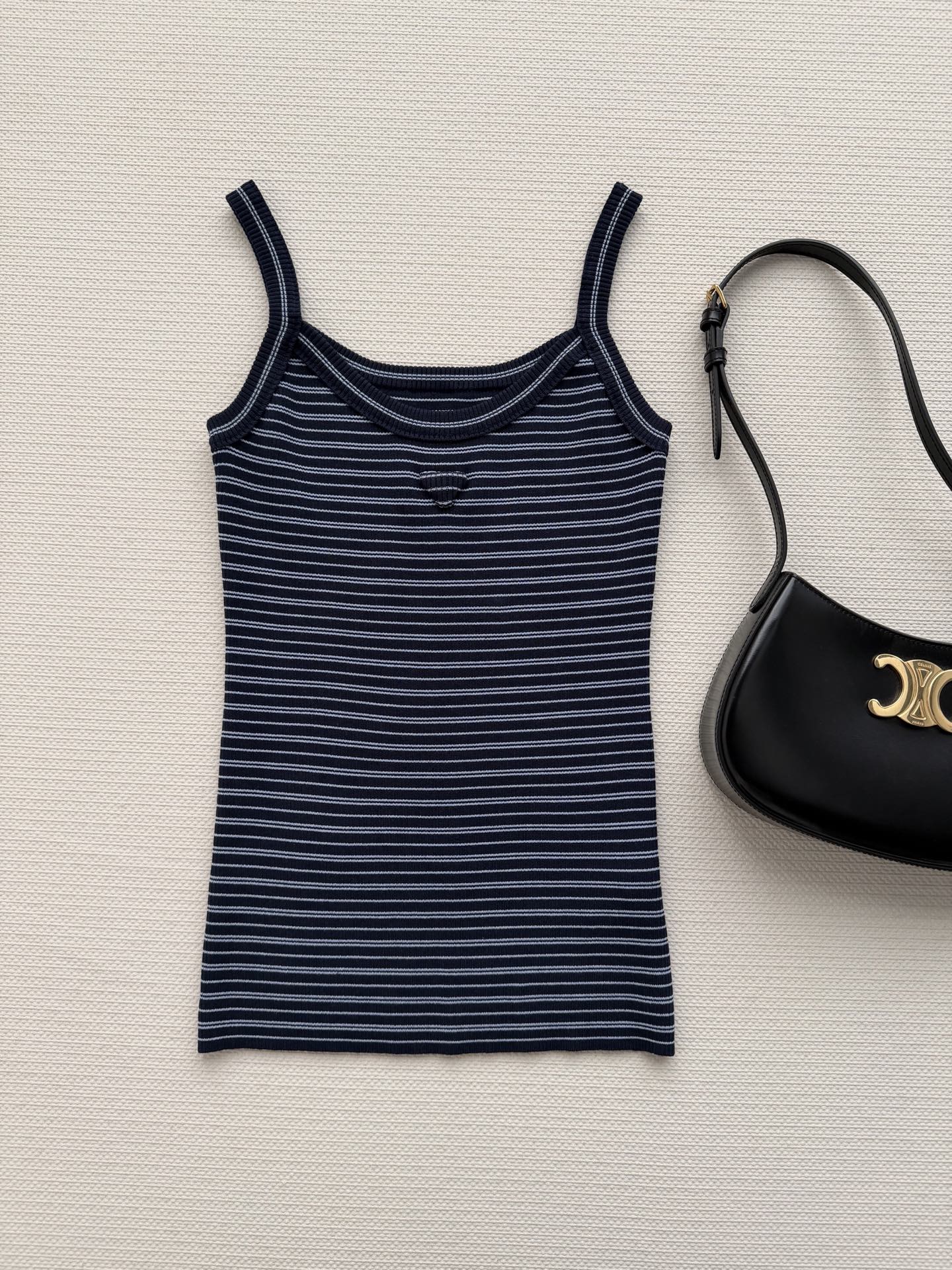 Prad*🆕2026早春系列条纹背心，采用高品质棉质面料，柔软舒适，黑蓝条纹配色，胸前logo标志，品牌