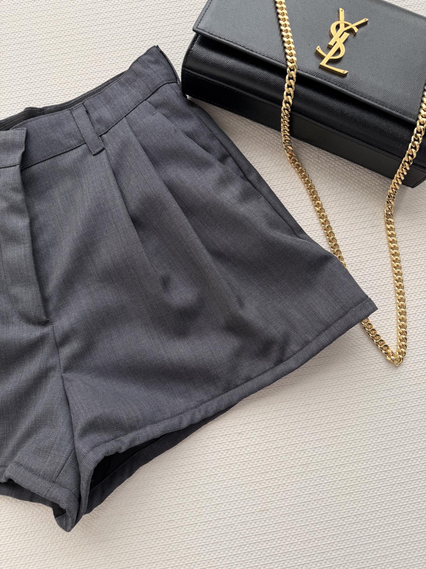 Prad*🆕早春新款 羊毛混纺裤边钢丝捏褶短裤 日常搭配神仙单品 超多明星博主同款推荐 褶裥阔腿版型 通