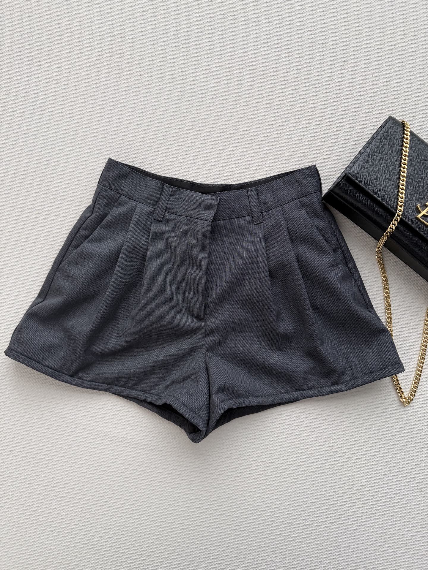 Prad*🆕早春新款 羊毛混纺裤边钢丝捏褶短裤 日常搭配神仙单品 超多明星博主同款推荐 褶裥阔腿版型 通