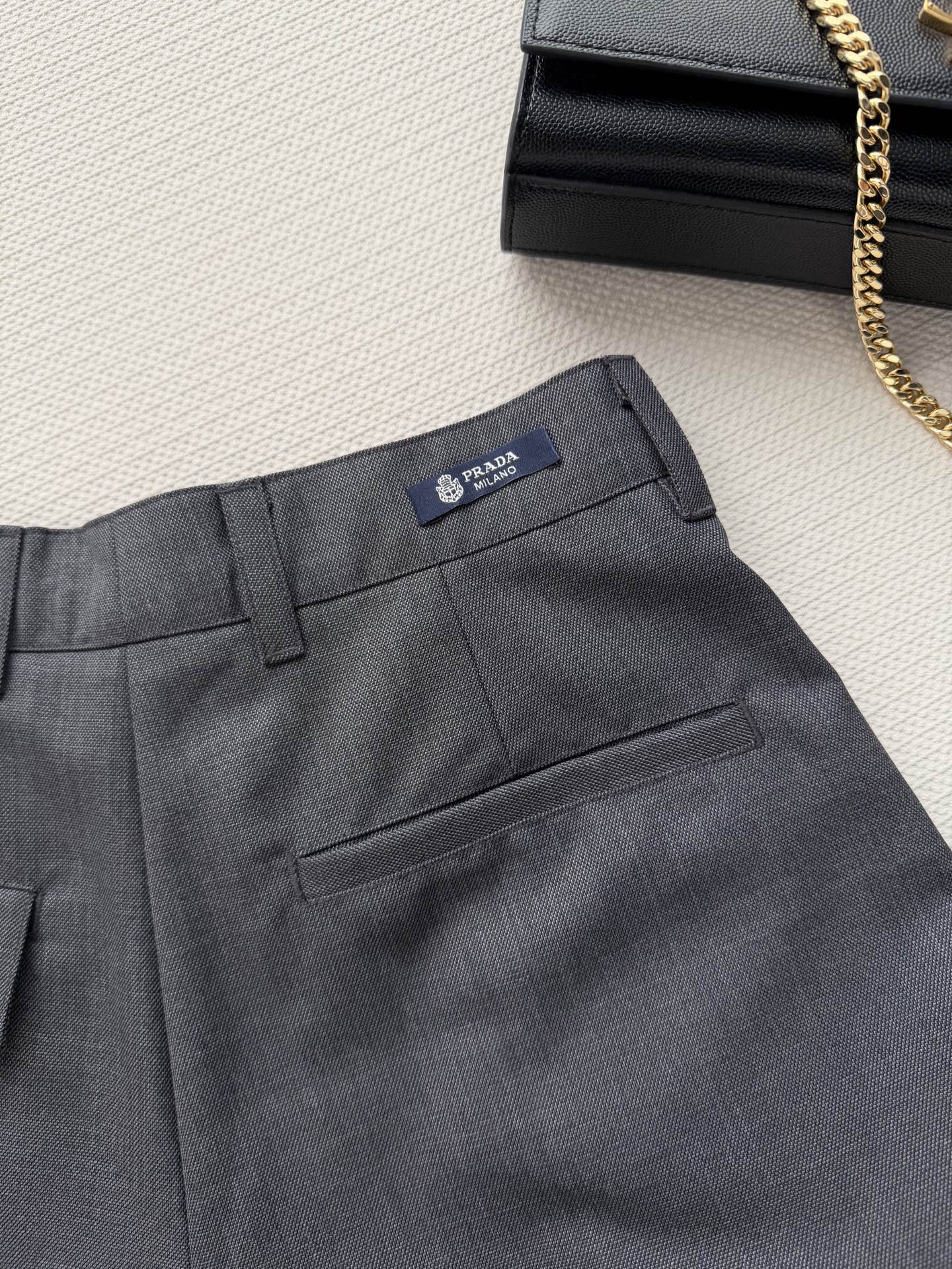 Prad*🆕早春新款 羊毛混纺裤边钢丝捏褶短裤 日常搭配神仙单品 超多明星博主同款推荐 褶裥阔腿版型 通