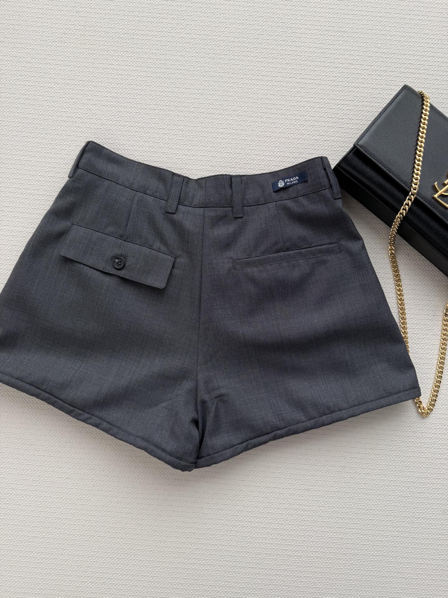 Prad*🆕早春新款 羊毛混纺裤边钢丝捏褶短裤 日常搭配神仙单品 超多明星博主同款推荐 褶裥阔腿版型 通