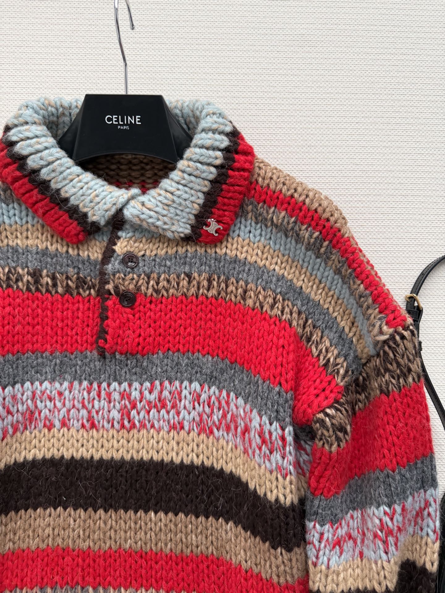 Ceiln*🆕撞色条纹翻领毛衣扣子打开呈现小V领上身修饰脖颈纤细，设计增添穿搭视觉亮点，正肩短款版型搭配