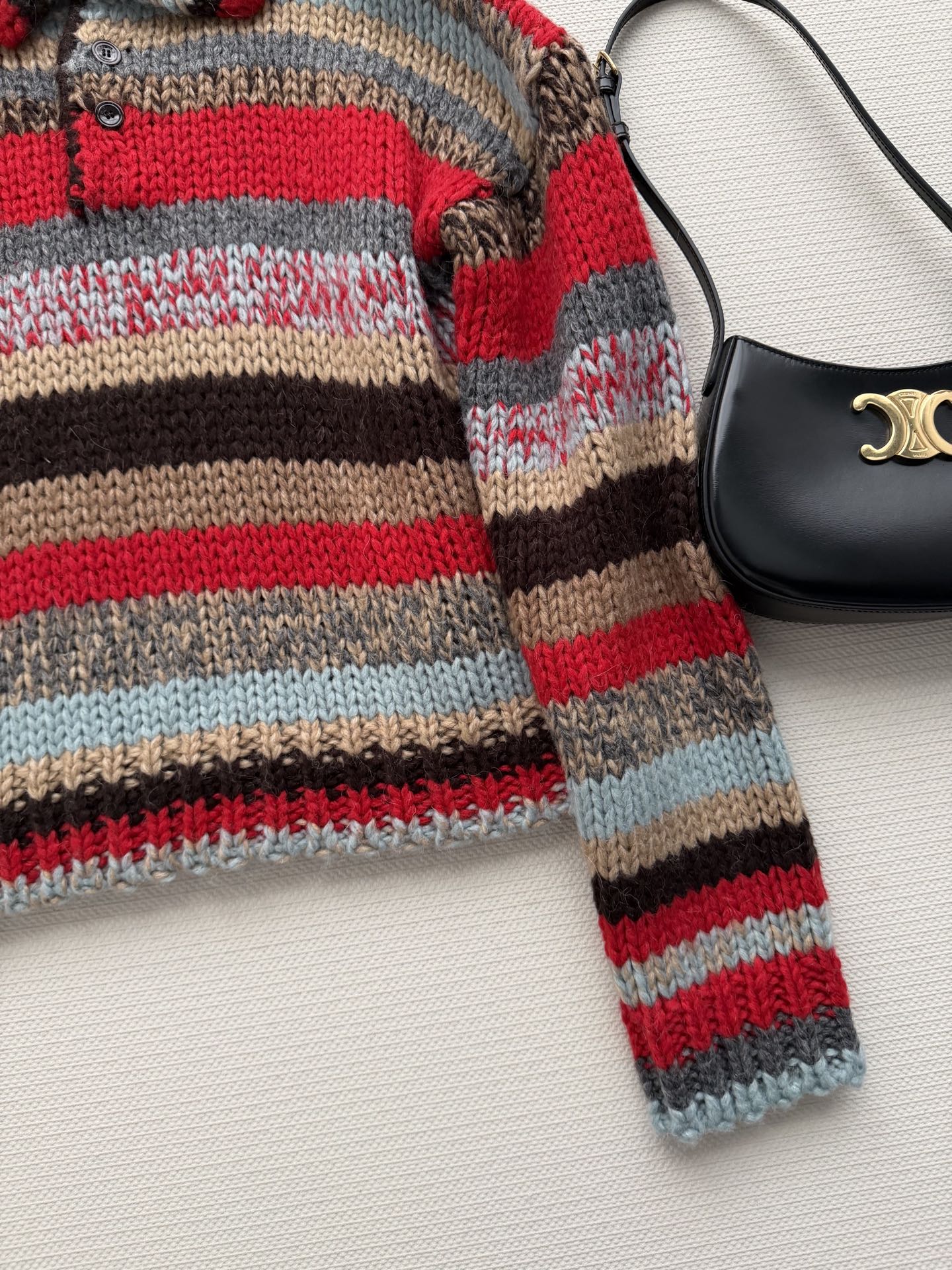 Ceiln*🆕撞色条纹翻领毛衣扣子打开呈现小V领上身修饰脖颈纤细，设计增添穿搭视觉亮点，正肩短款版型搭配