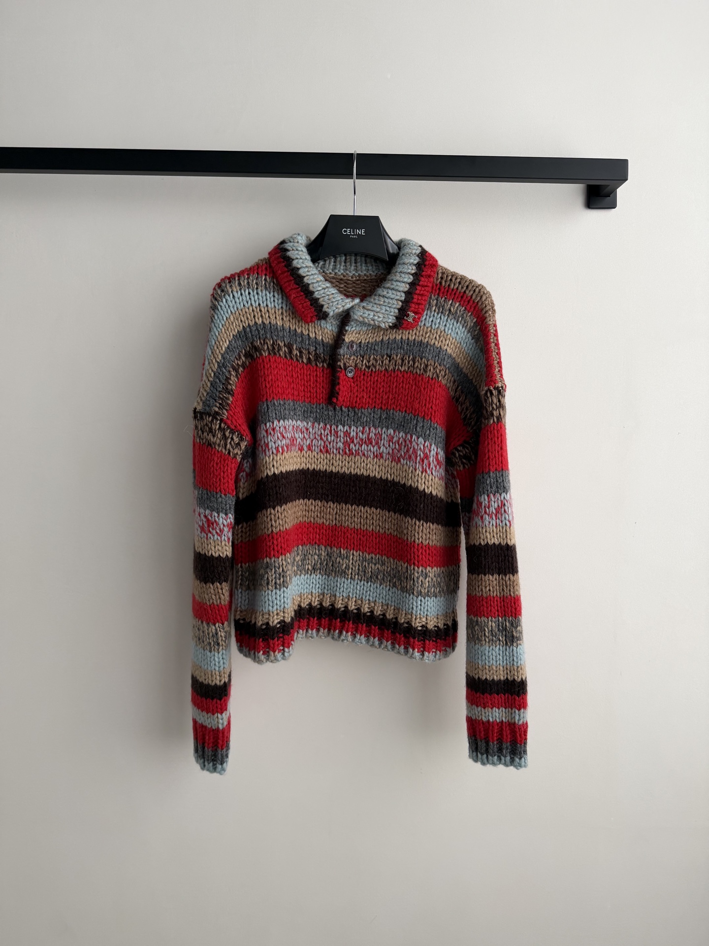 Ceiln*🆕撞色条纹翻领毛衣扣子打开呈现小V领上身修饰脖颈纤细，设计增添穿搭视觉亮点，正肩短款版型搭配