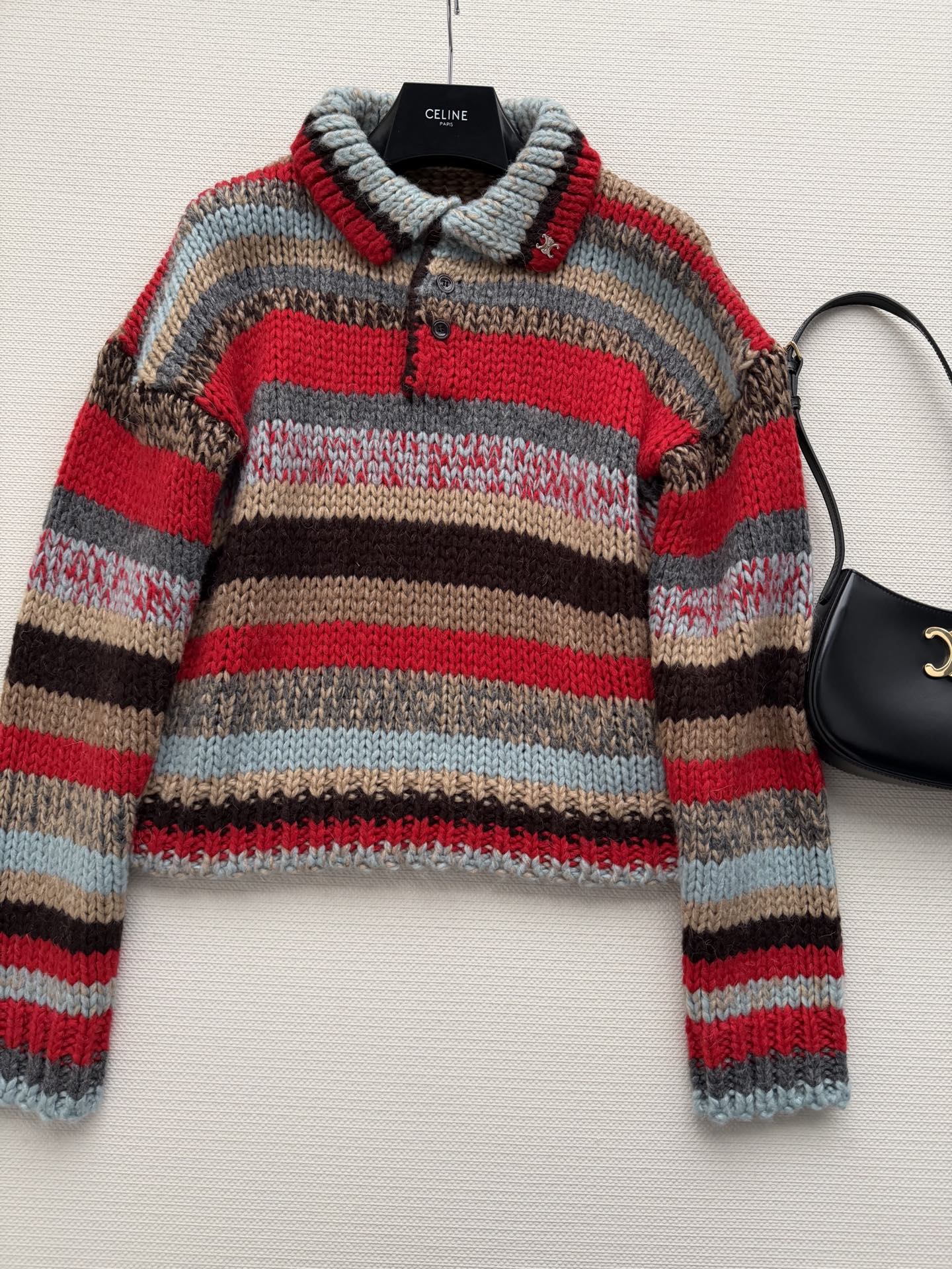 Ceiln*🆕撞色条纹翻领毛衣扣子打开呈现小V领上身修饰脖颈纤细，设计增添穿搭视觉亮点，正肩短款版型搭配