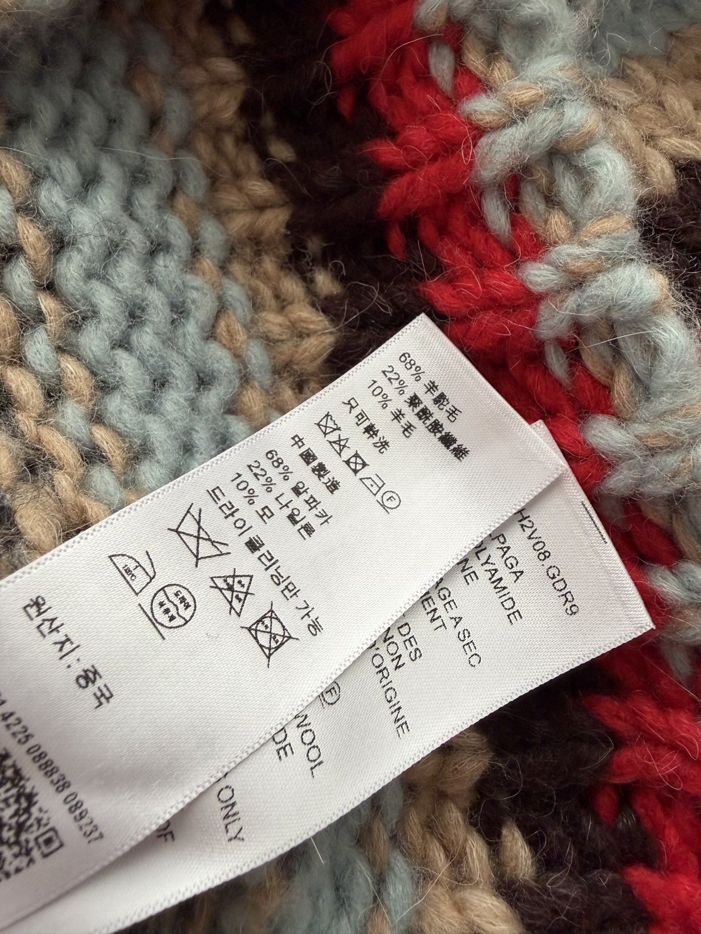 Ceiln*🆕撞色条纹翻领毛衣扣子打开呈现小V领上身修饰脖颈纤细，设计增添穿搭视觉亮点，正肩短款版型搭配