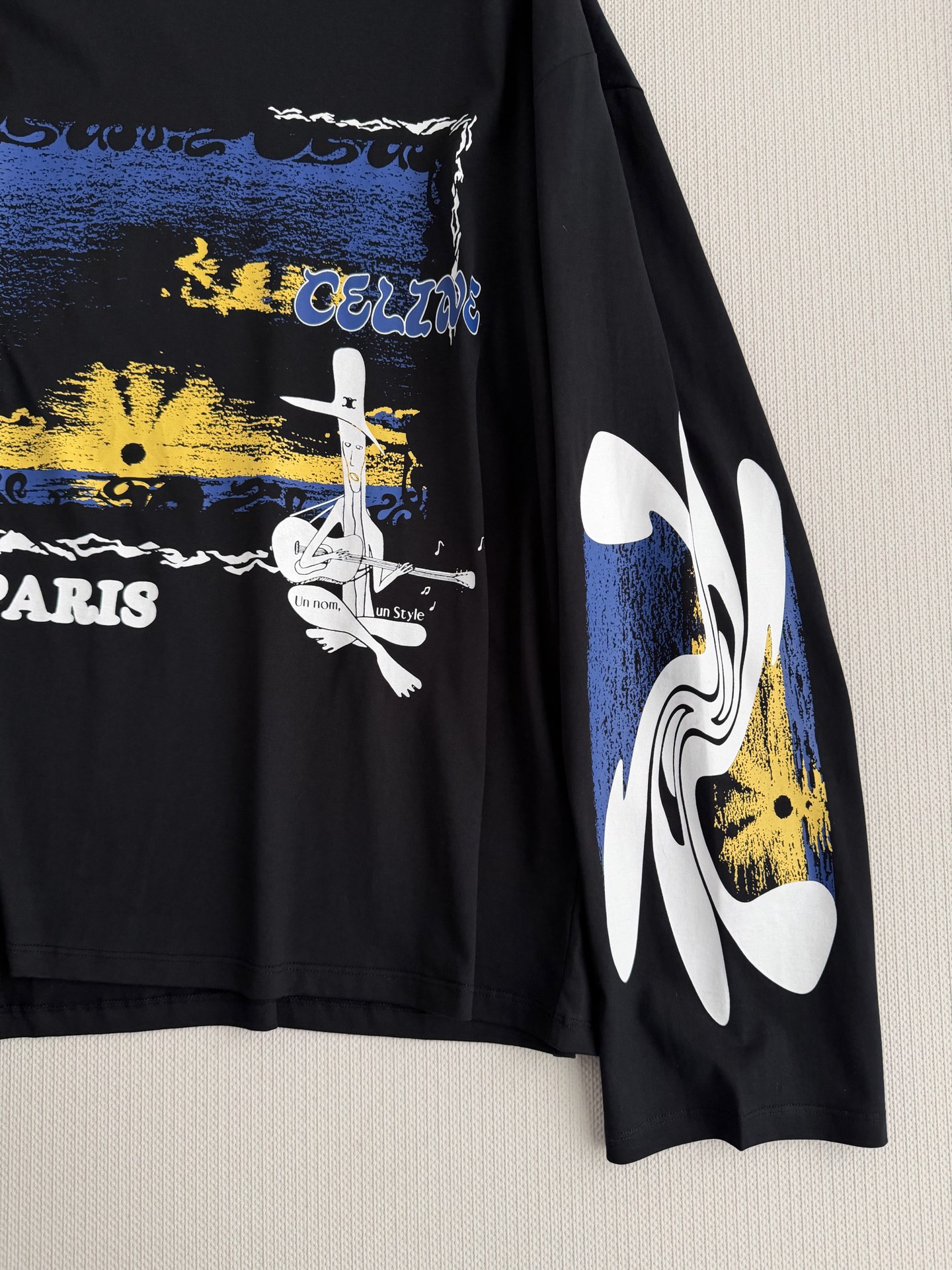 Ceil*🆕字母印花不规则涂鸦圆领长袖休闲舒适的版型上身对身材包容度极佳！正面饰以品牌经典徽标图案点缀，