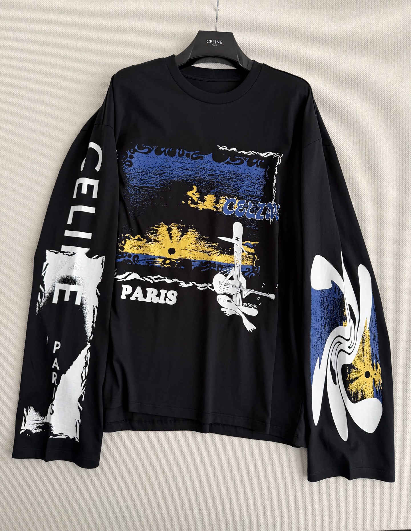 Ceil*🆕字母印花不规则涂鸦圆领长袖休闲舒适的版型上身对身材包容度极佳！正面饰以品牌经典徽标图案点缀，